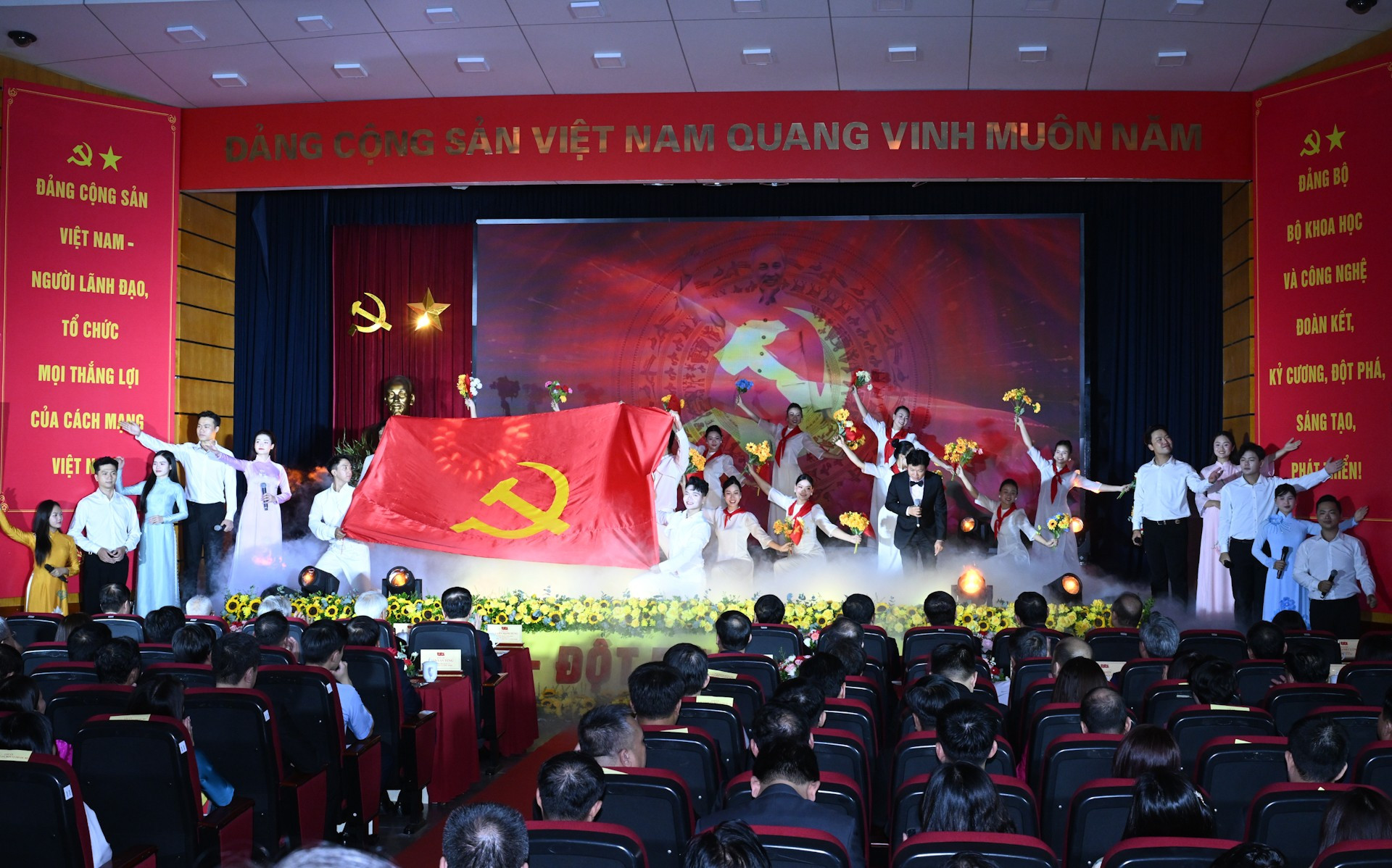 Chương trình biểu diễn nghệ thuật chào mừng Đại hội. dsc-8736.jpg