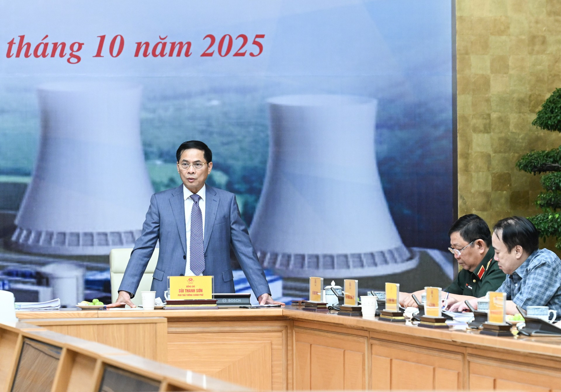 Vice premiärminister Bui Thanh Son talar vid mötet. dsc-9528.jpg