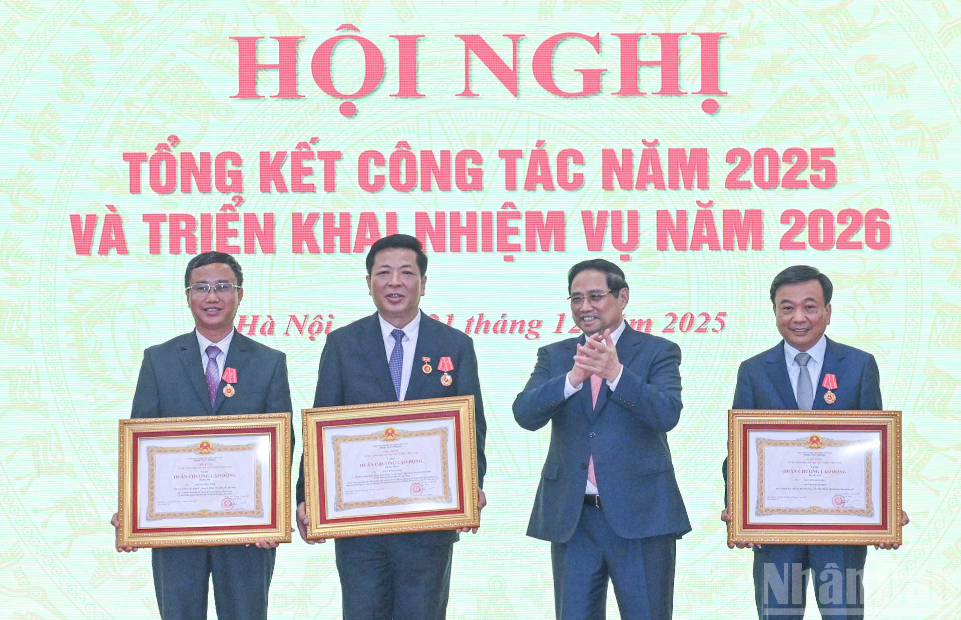 Thủ tướng Phạm Minh Chính trao tặng Huân chương Lao động các hạng cho các lãnh đạo Bộ Xây dựng. 