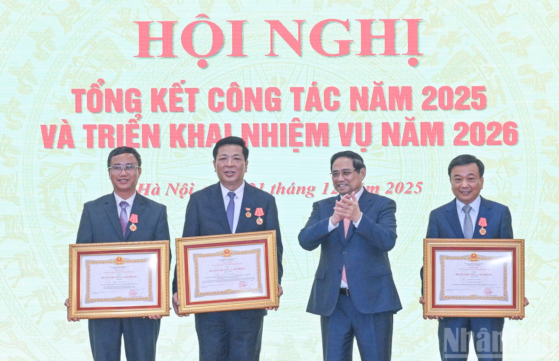 Thủ tướng Phạm Minh Chính trao tặng Huân chương Lao động các hạng cho các lãnh đạo Bộ Xây dựng. 