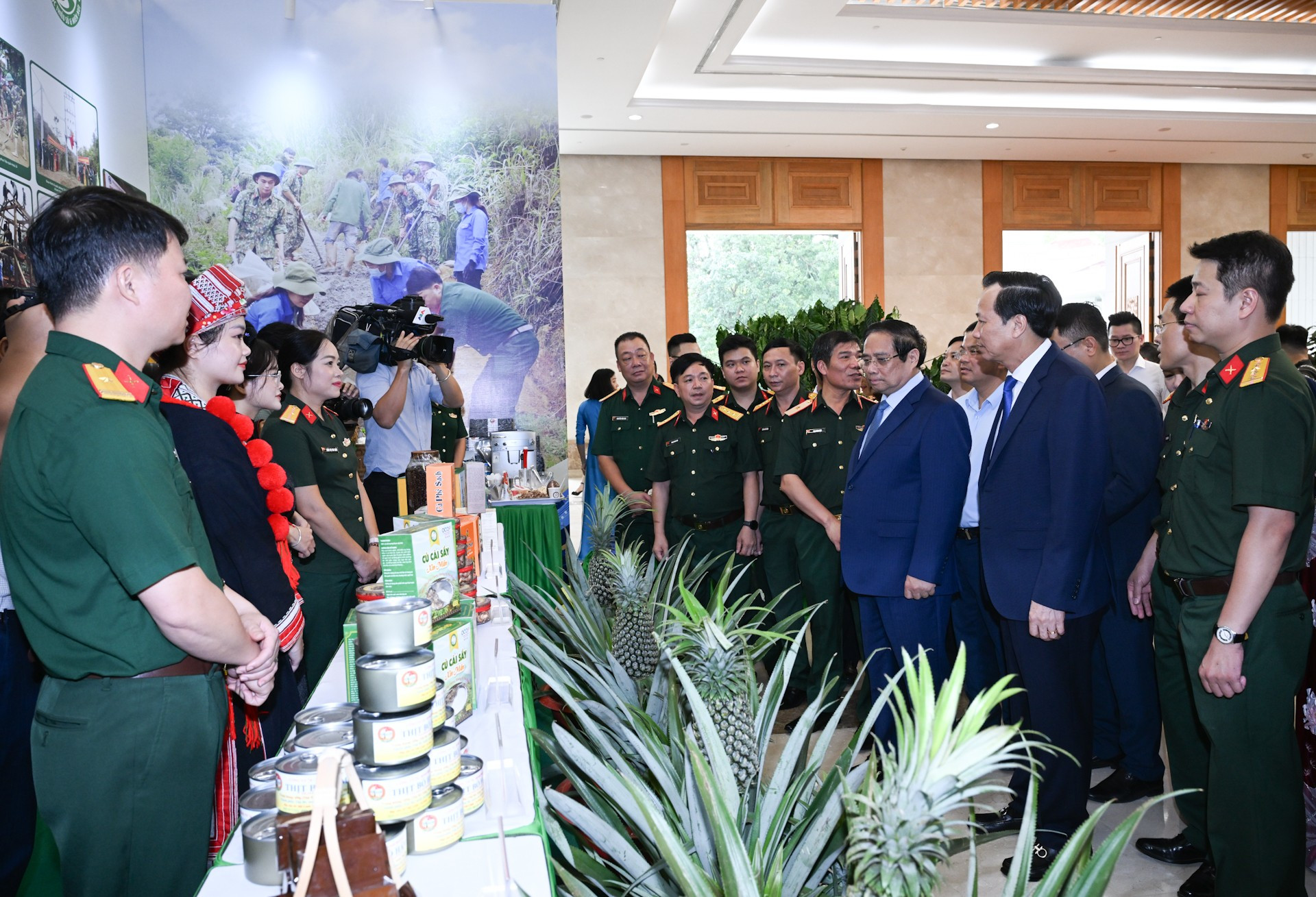ファム・ミン・チン首相が少数民族と軍隊による一国共同戦線製品の展示会を視察。 dsc-6495.jpg
