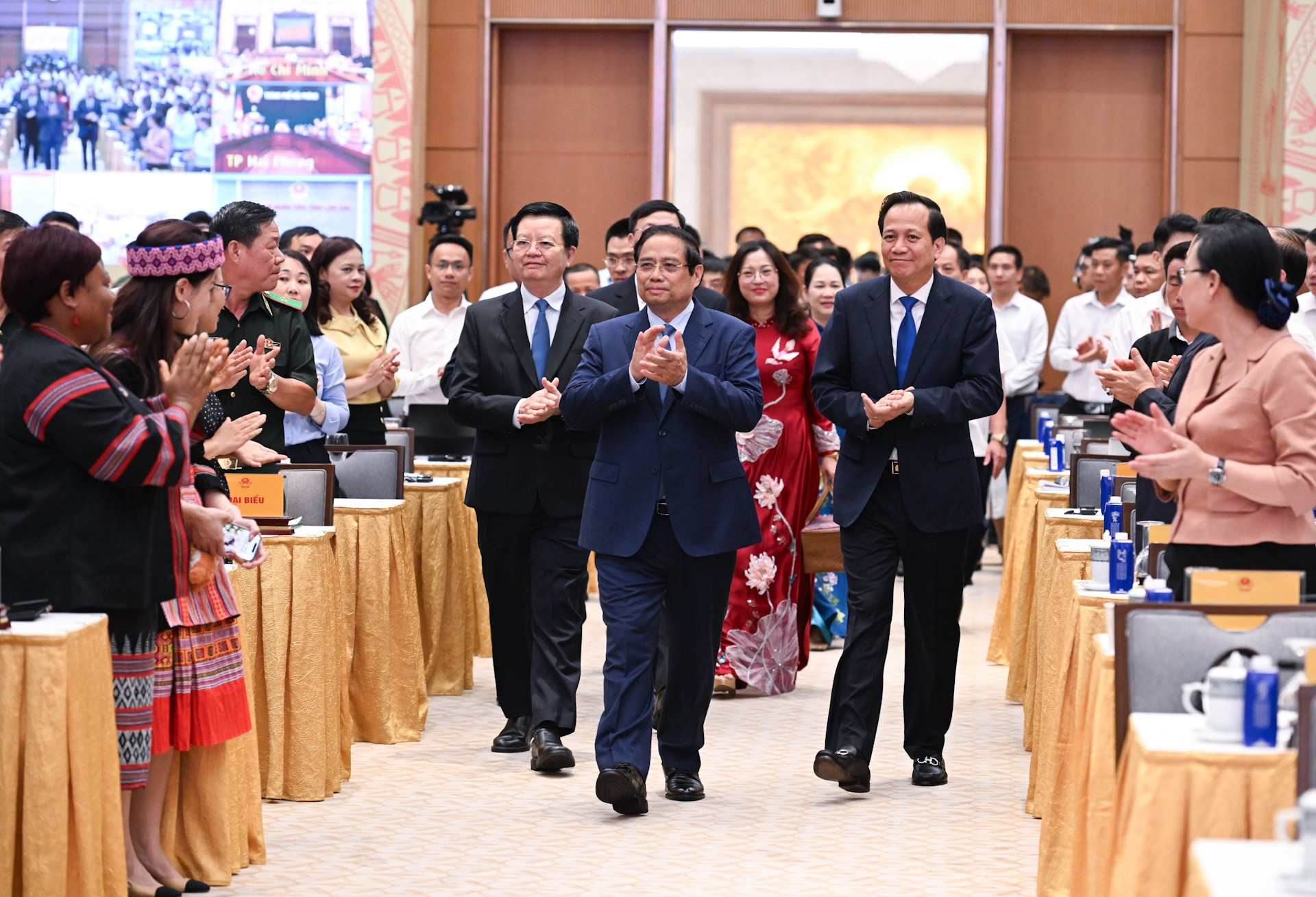 ファム・ミン・チン首相は、少数民族地域の社会経済発展に関する国家目標計画を検討する全国会議に出席した。 dsc-6663.jpg