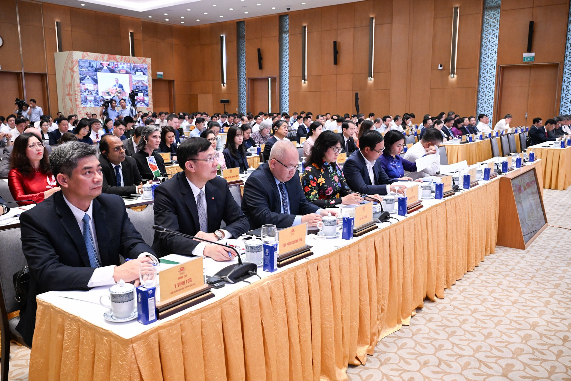 会議に出席するリーダーと代表者。 dsc-6750.jpg