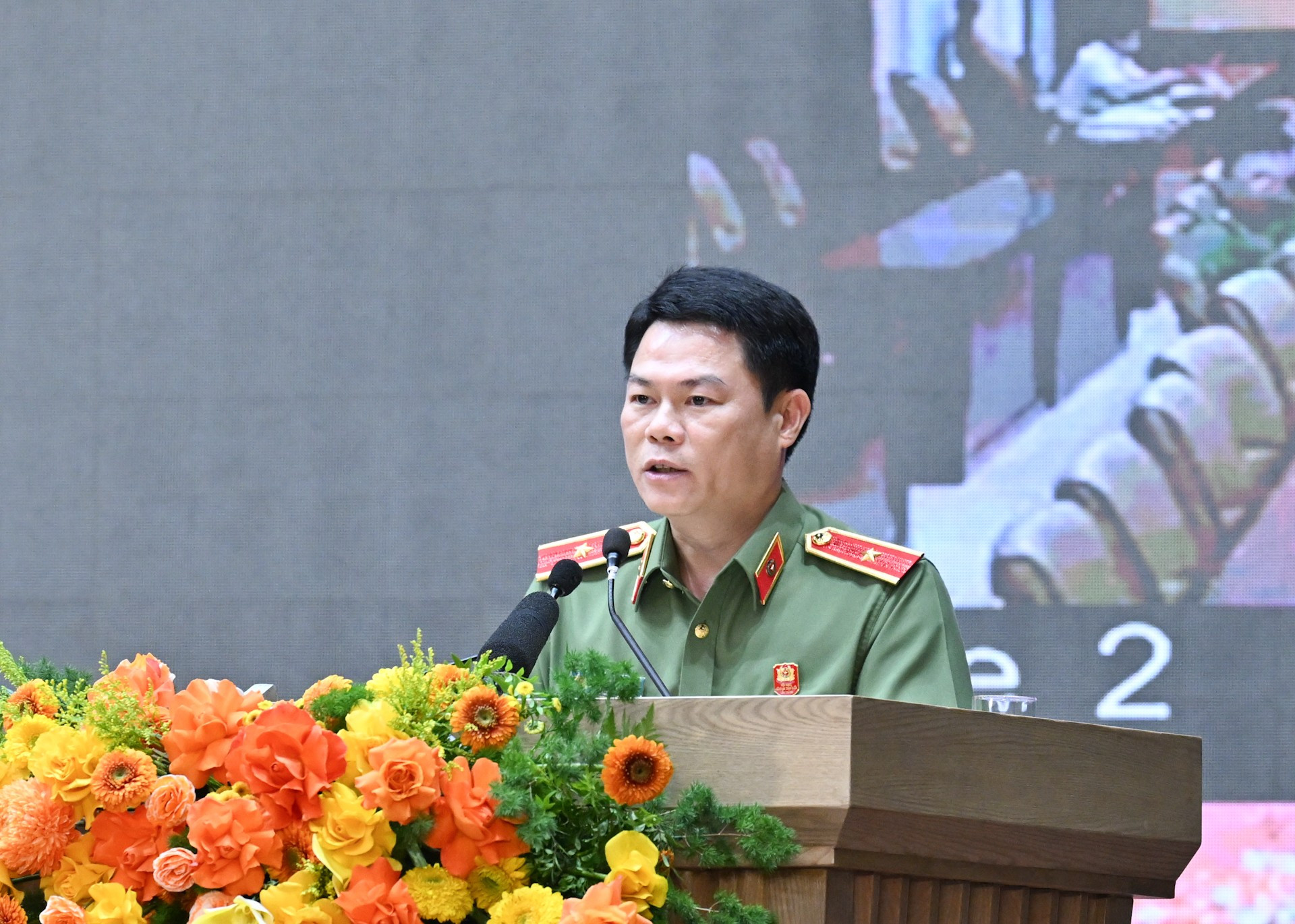 Giám đốc Công an tỉnh Ninh Bình Nguyễn Hữu Mạnh trình bày tham luận tại hội nghị. dsc-8288.jpg