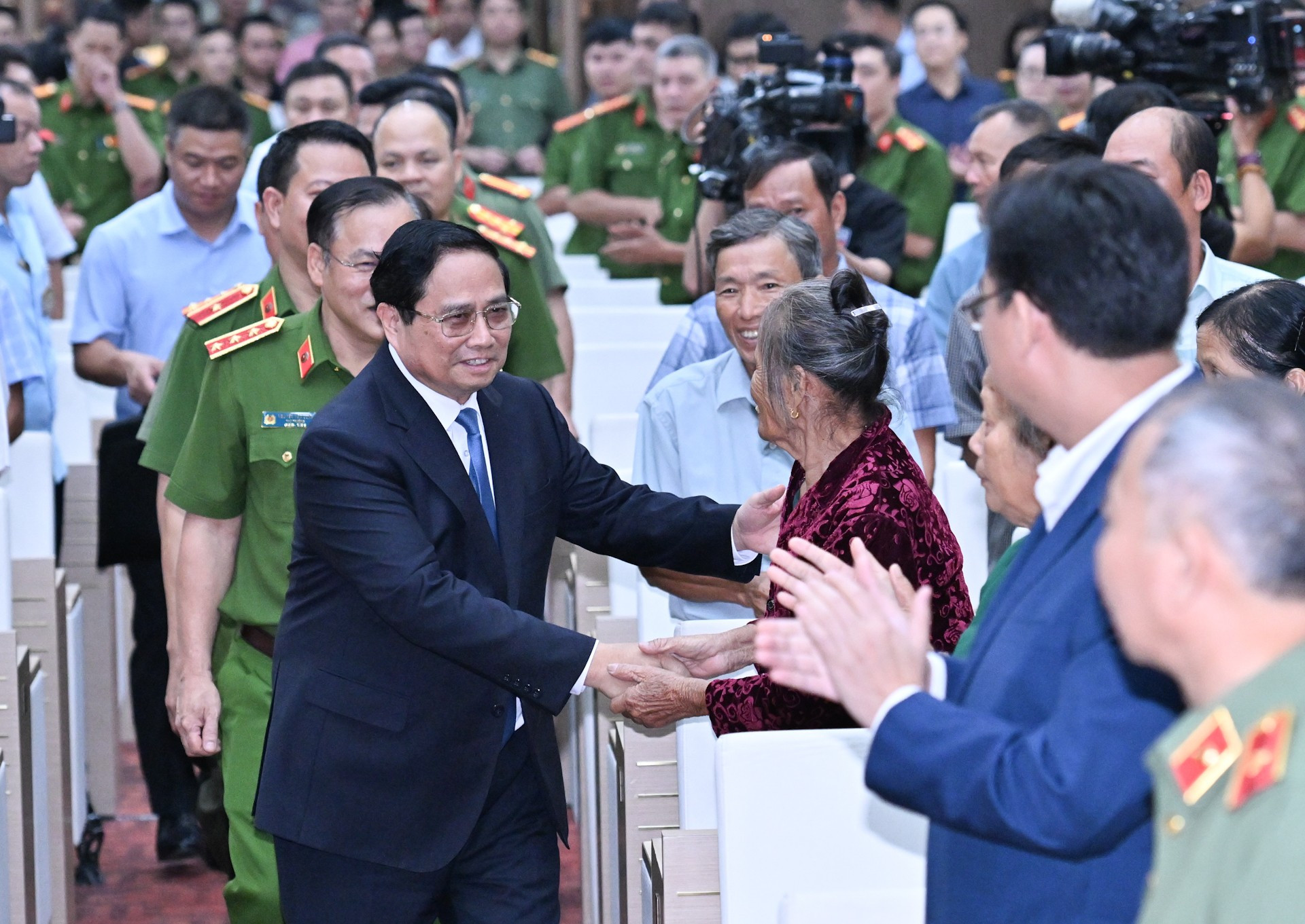 Thủ tướng Phạm Minh Chính thăm hỏi, động viên thân nhân gia đình liệt sĩ. dsc-8217.jpg