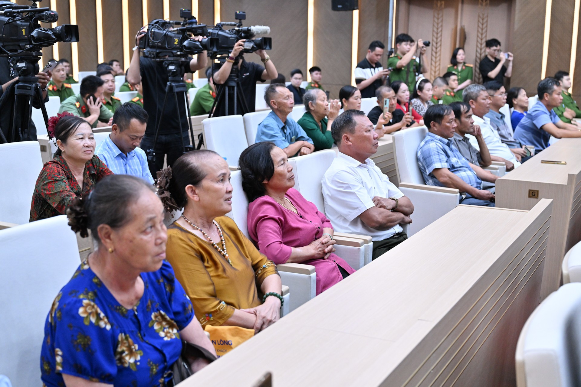 Đại diện thân nhân gia đình liệt sĩ tham dự hội nghị. dsc-8138.jpg