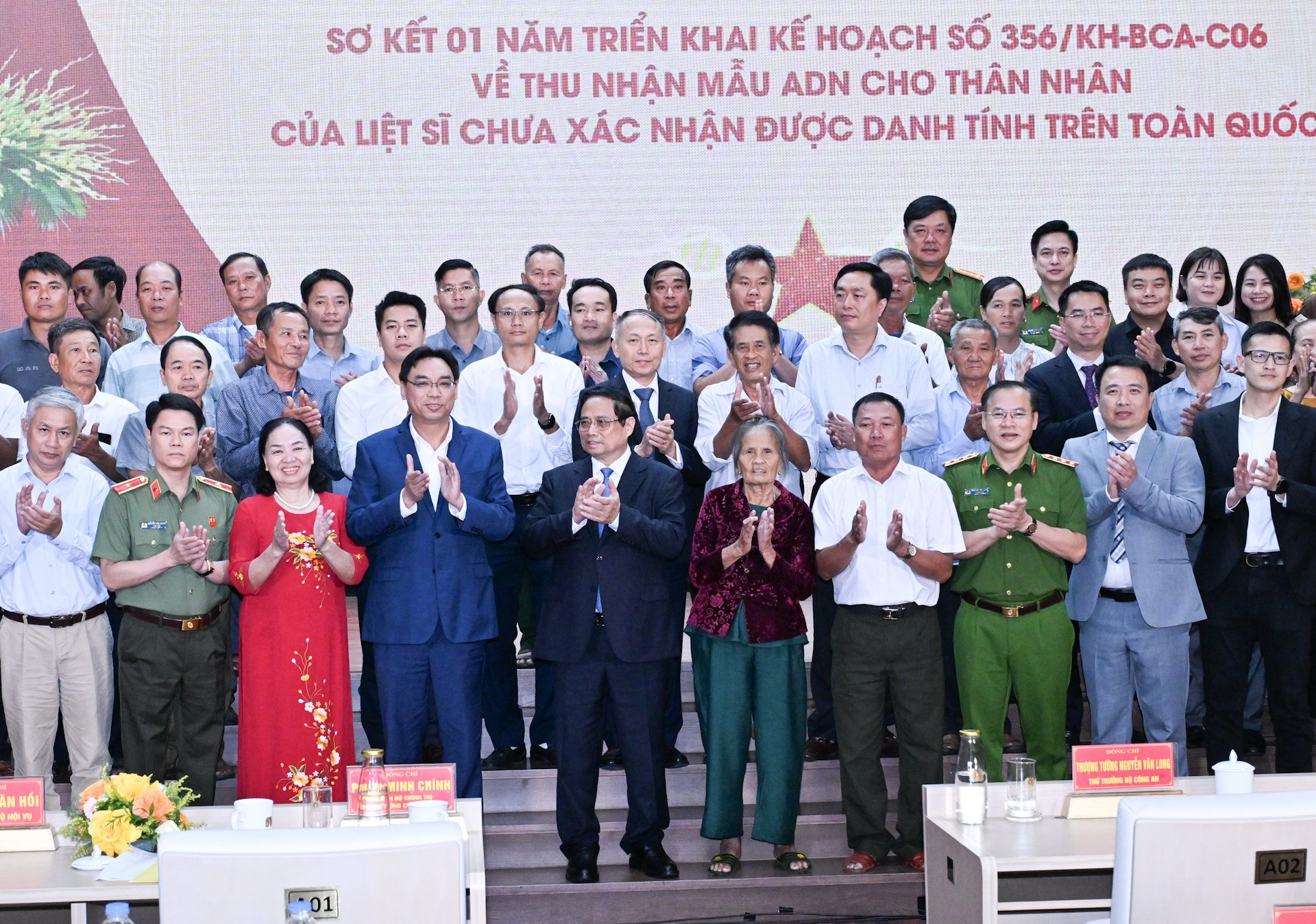 Thủ tướng Phạm Minh Chính với các đại biểu tham dự hội nghị. dsc-8441.jpg
