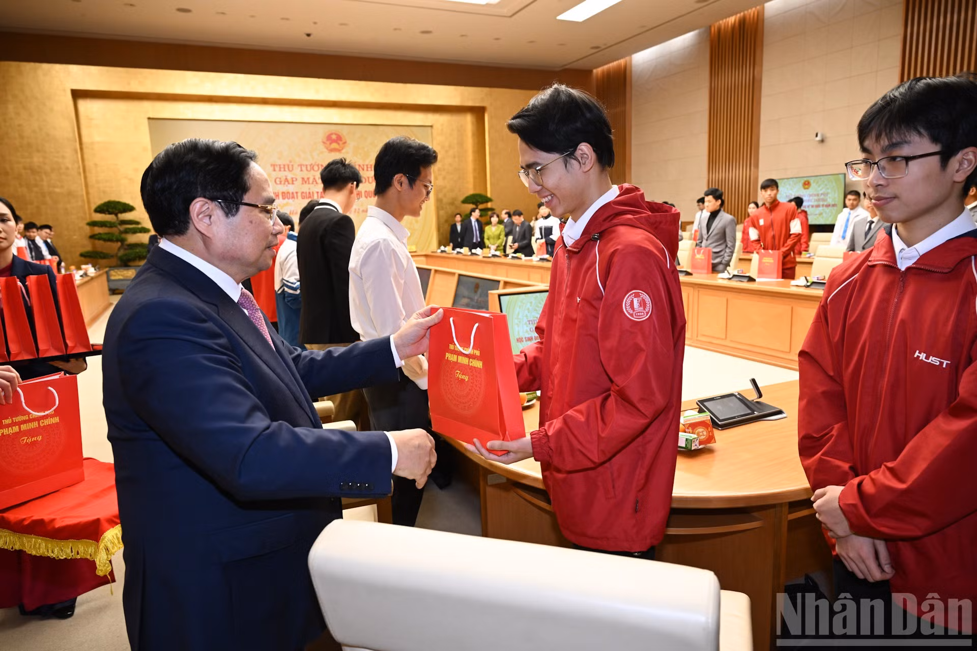 Thủ tướng Phạm Minh Chính trao tặng quà cho các học sinh đoạt giải tại các kỳ thi quốc tế năm 2025.