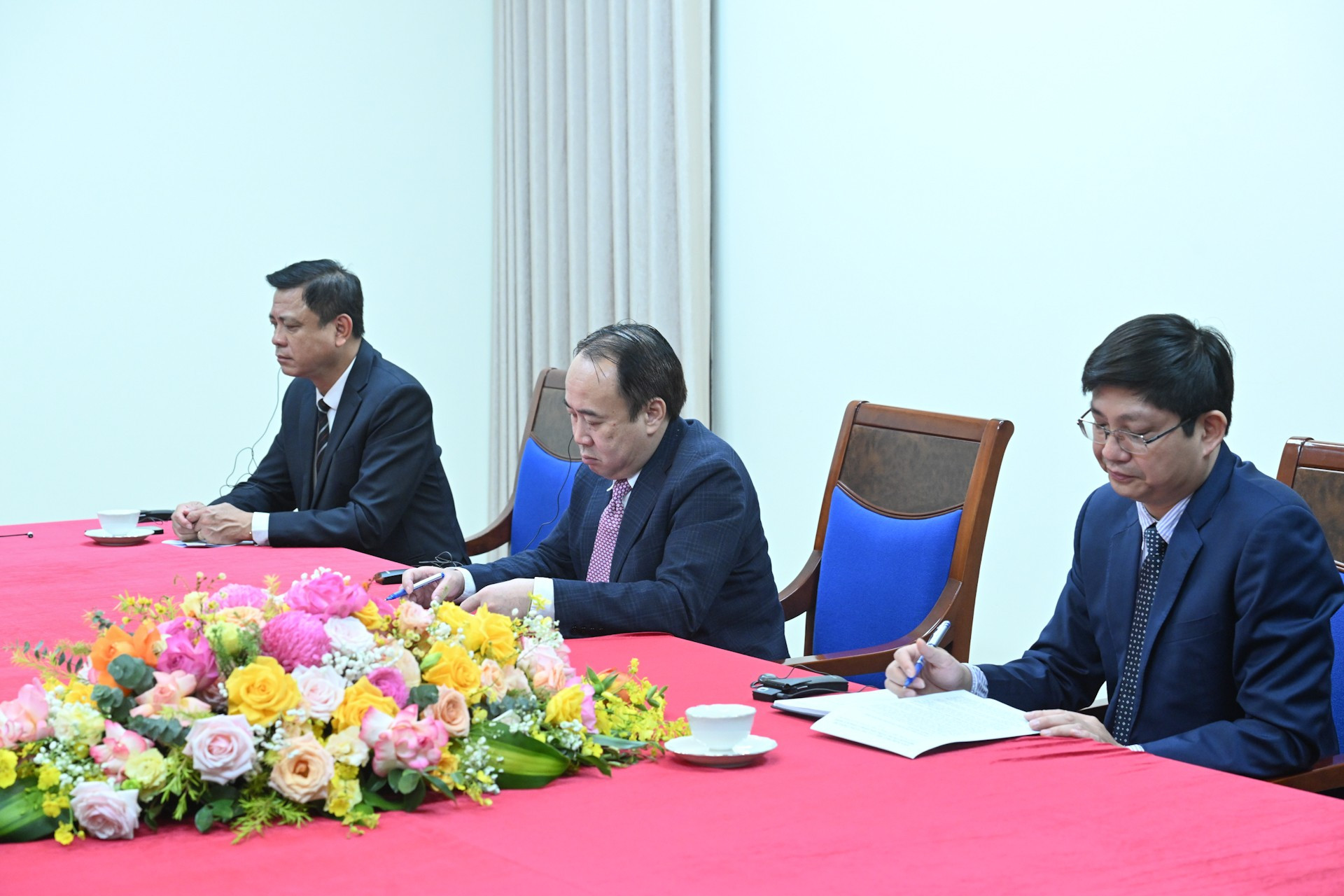 Đại diện lãnh đạo các ban, bộ, ngành của Chính phủ Việt Nam tham dự buổi điện đàm cùng Thủ tướng Phạm Minh Chính.