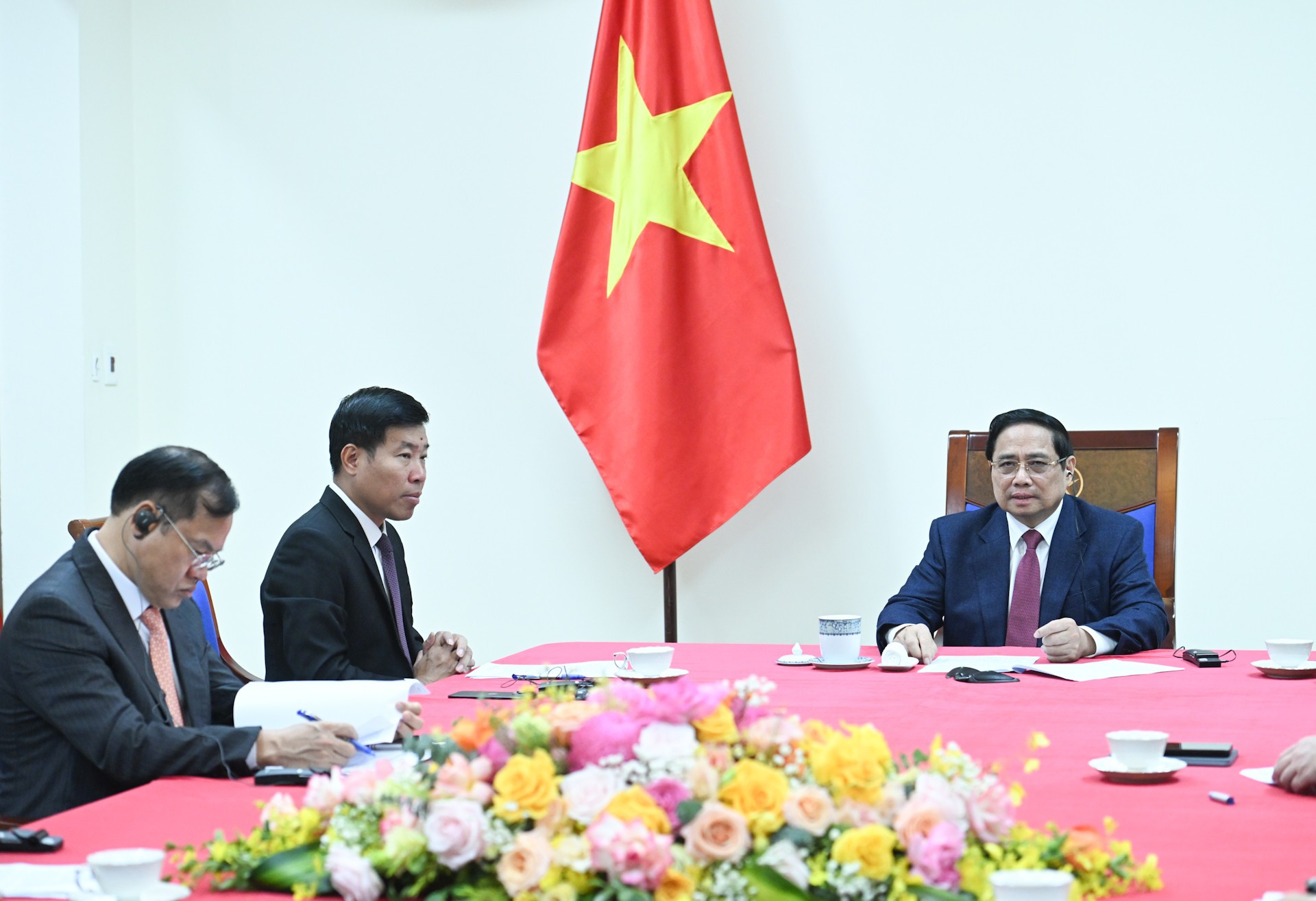 Thủ tướng Phạm Minh Chính điện đàm với Thủ tướng Singapore Lawrence Wong.