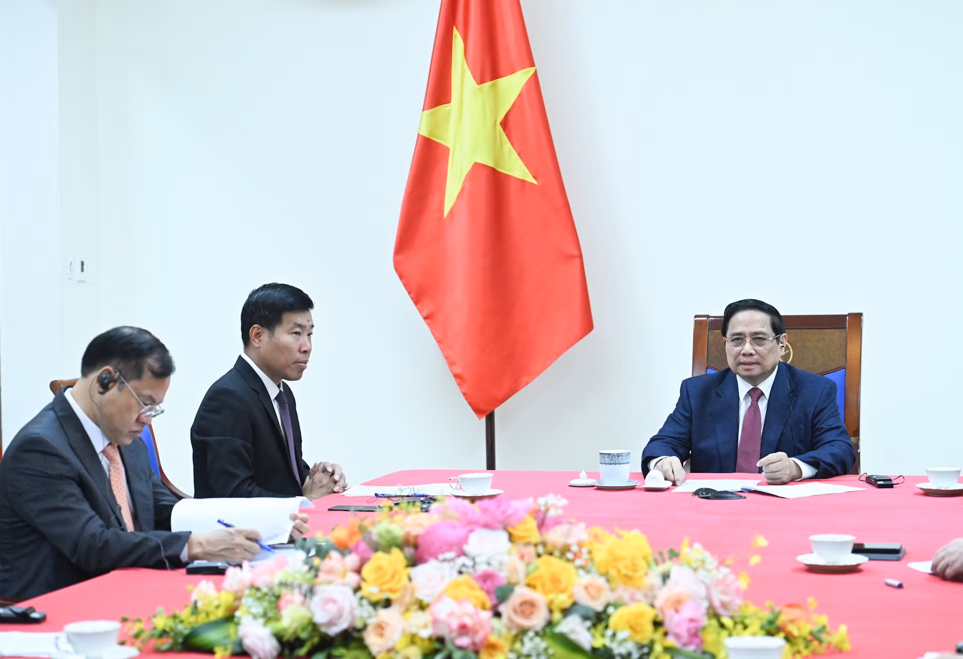 Thủ tướng Phạm Minh Chính điện đàm với Thủ tướng Singapore Lawrence Wong.