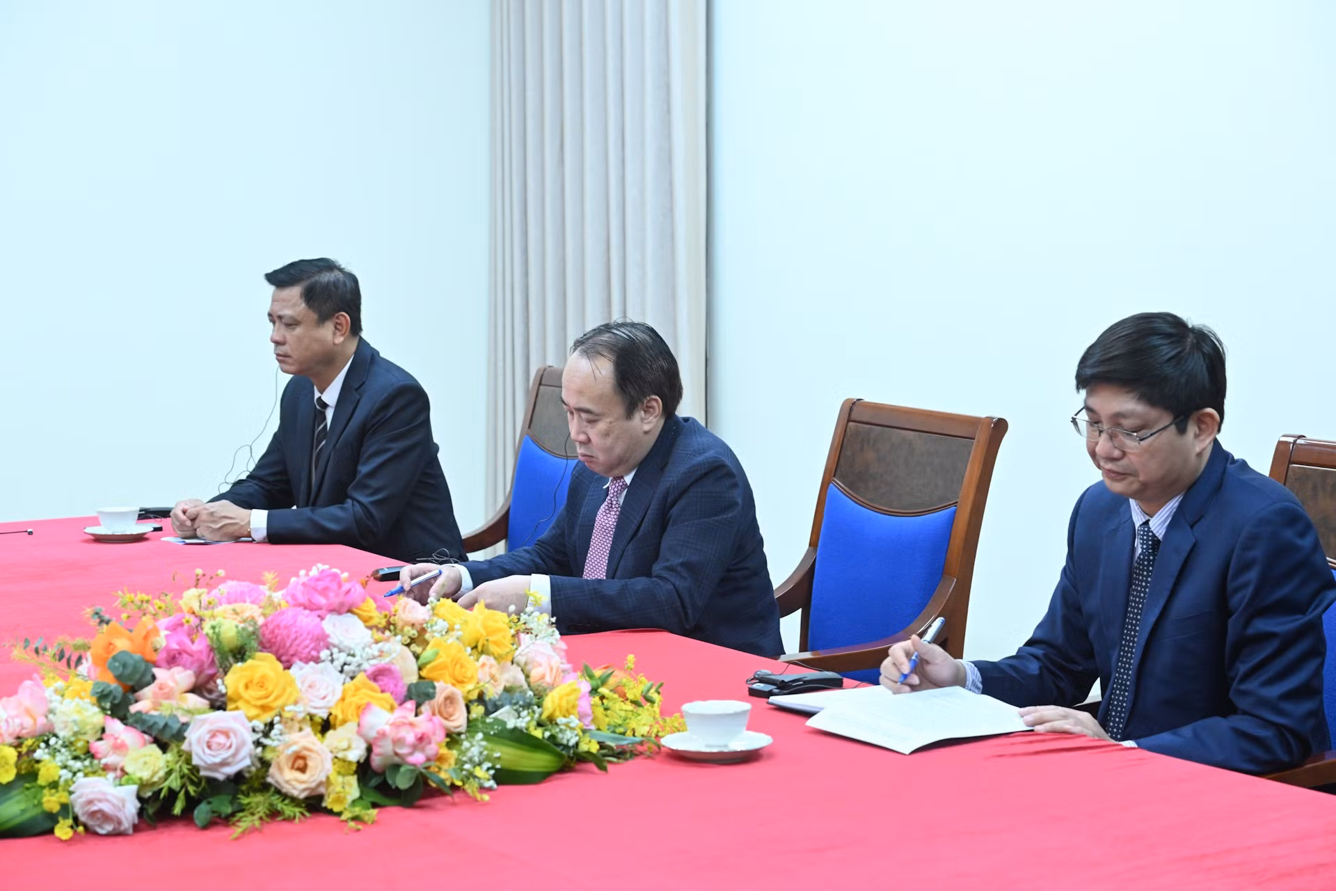 Đại diện lãnh đạo các ban, bộ, ngành của Chính phủ Việt Nam tham dự buổi điện đàm cùng Thủ tướng Phạm Minh Chính.