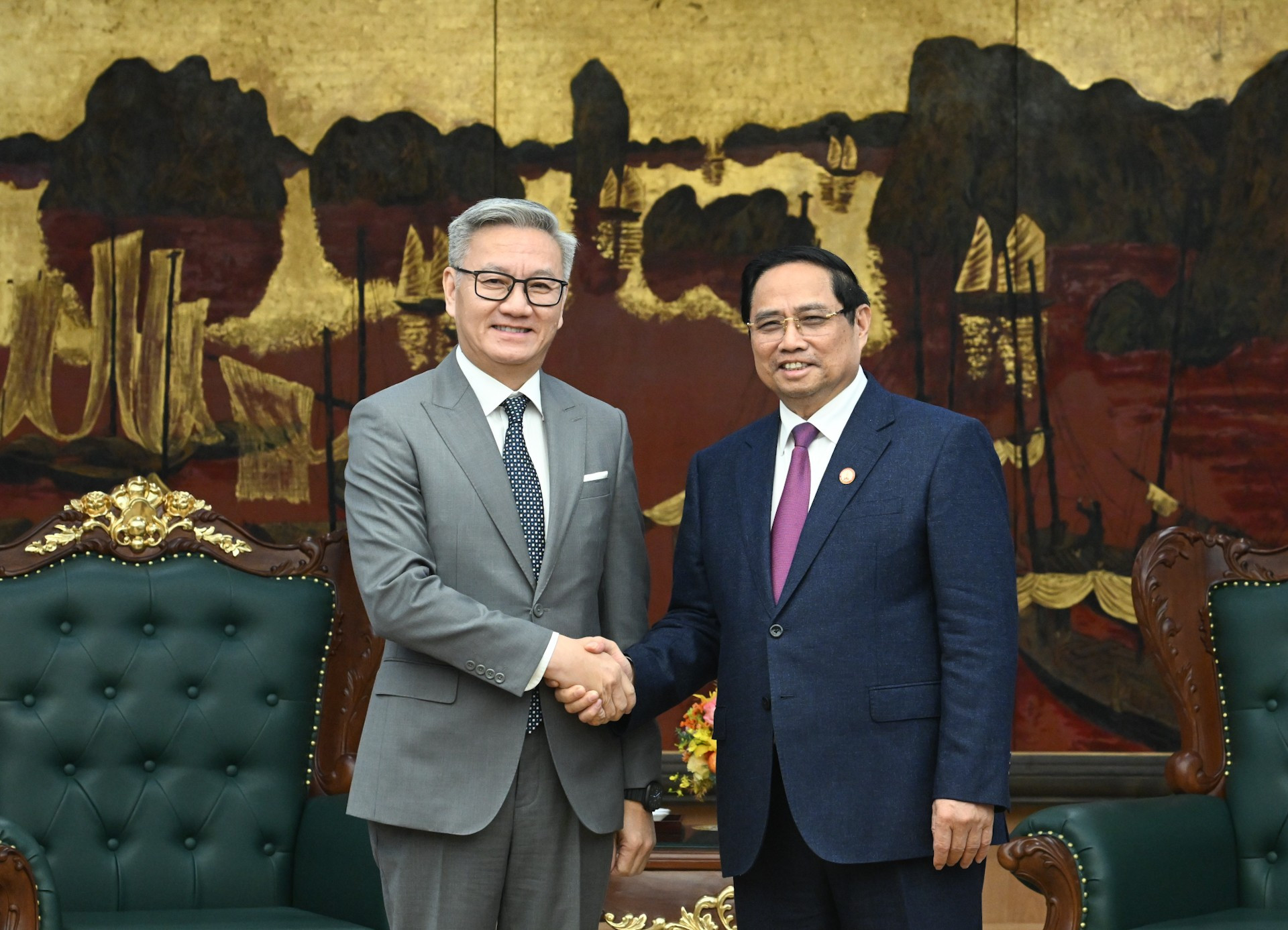 Thủ tướng Phạm Minh Chính và Bộ trưởng Ngoại giao Lào Thongsavanh Phomvihane.