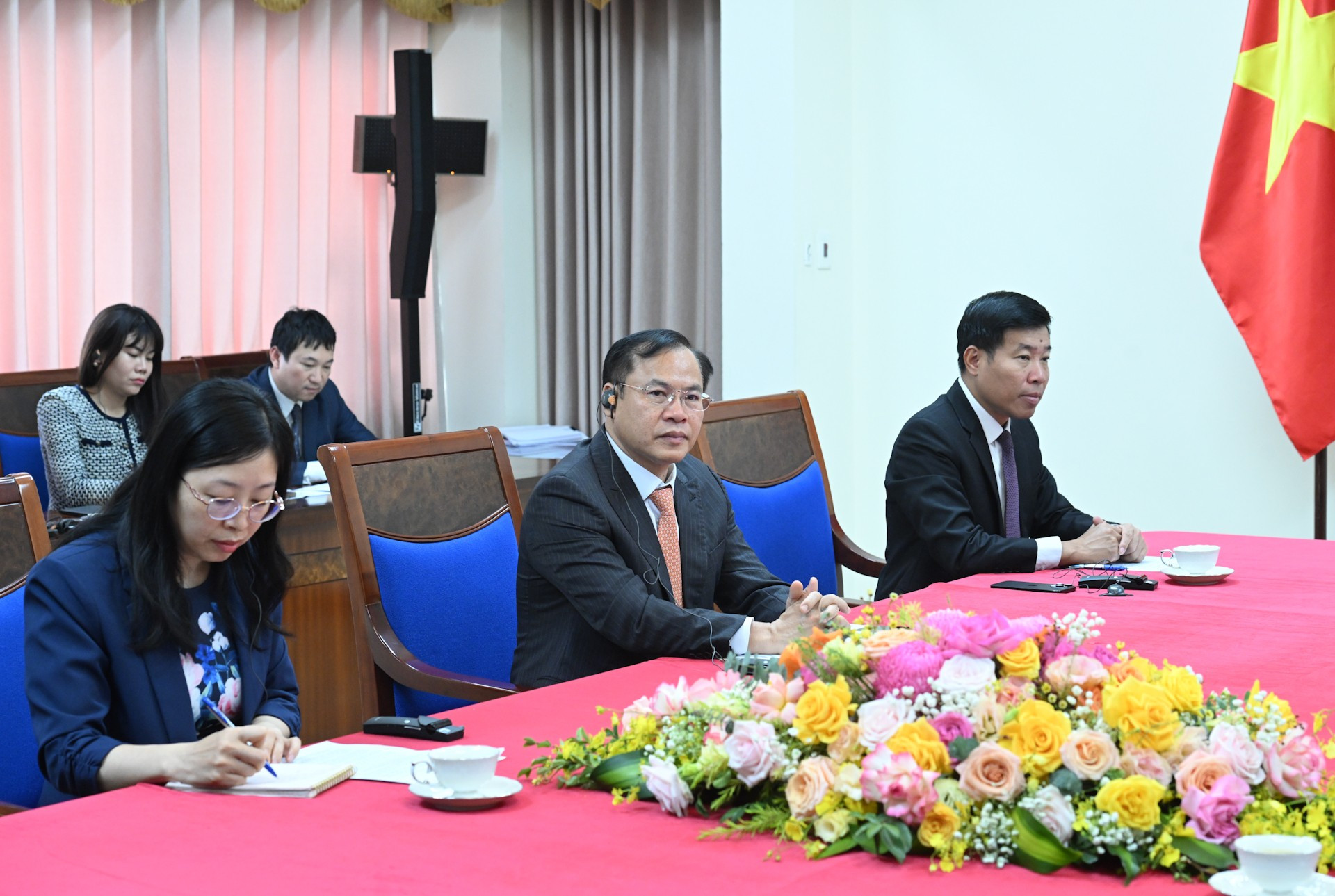 Đại diện lãnh đạo các ban, bộ, ngành của Chính phủ Việt Nam tham dự buổi điện đàm cùng Thủ tướng Phạm Minh Chính.