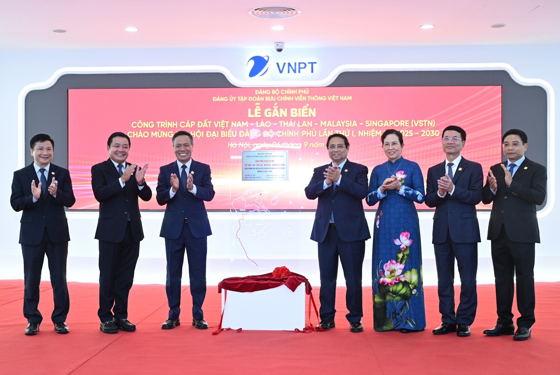 Thủ tướng Phạm Minh Chính và các đại biểu gắn biển Công trình cáp đất Việt Nam-Lào-Thái Lan-Malaysia-Singapore ( VSTN) chào mừng Đại hội đại biểu Đảng bộ Chính phủ lần thứ I, nhiệm kỳ 2025 -2030. dsc-1313.jpg