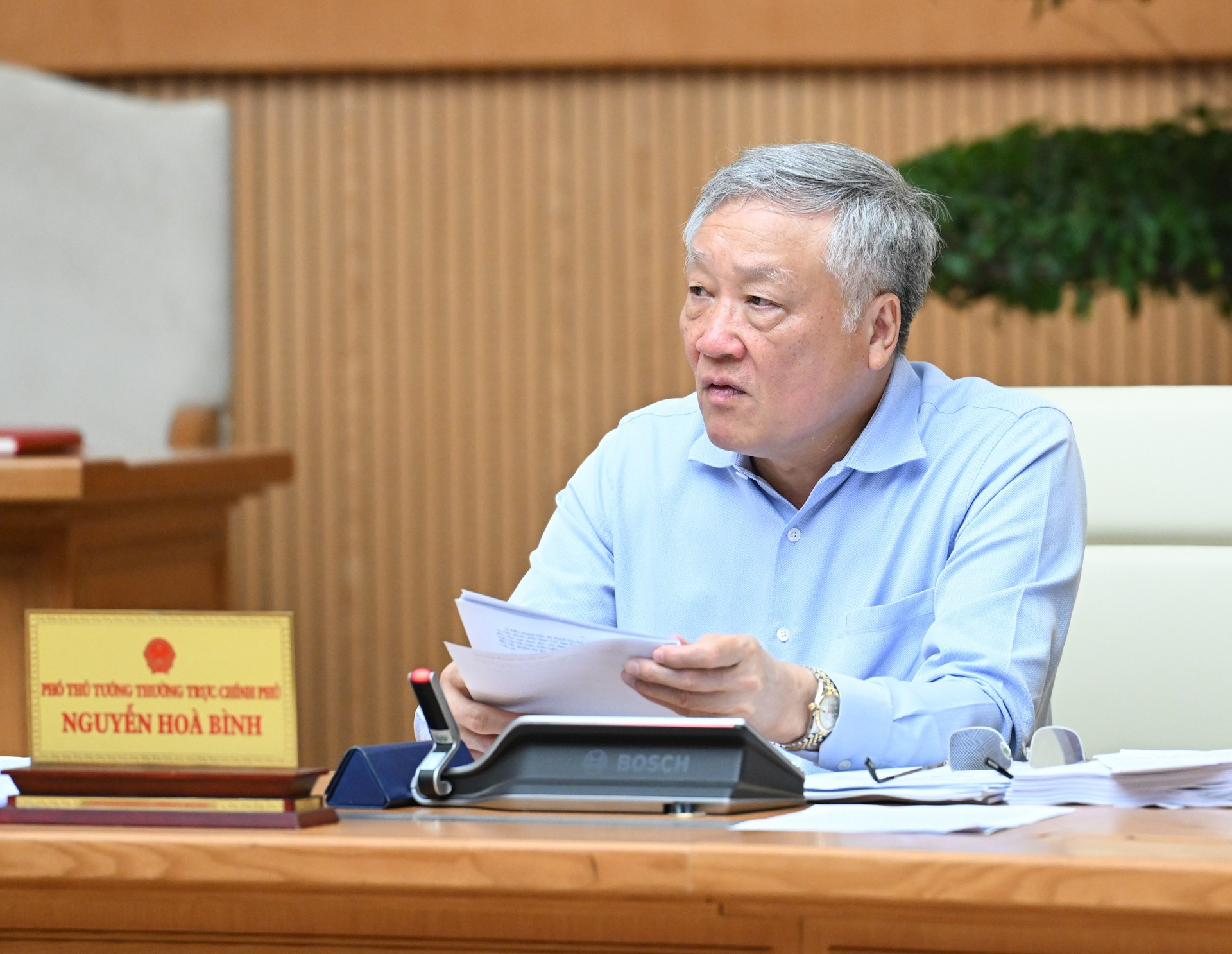 Phó Thủ tướng Thường trực Chính phủ Nguyễn Hòa Bình phát biểu ý kiến tại phiên họp. dsc-0953.jpg