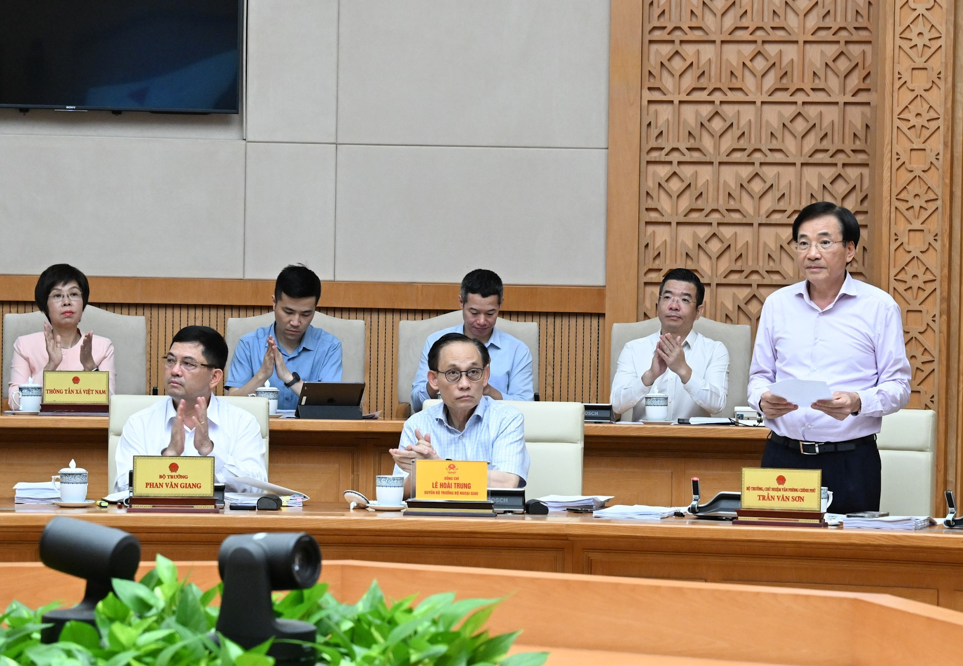 Bộ trưởng, Chủ nhiệm Văn phòng Chính phủ Trần Văn Sơn phát biểu ý kiến tại phiên họp. dsc-0606.jpg