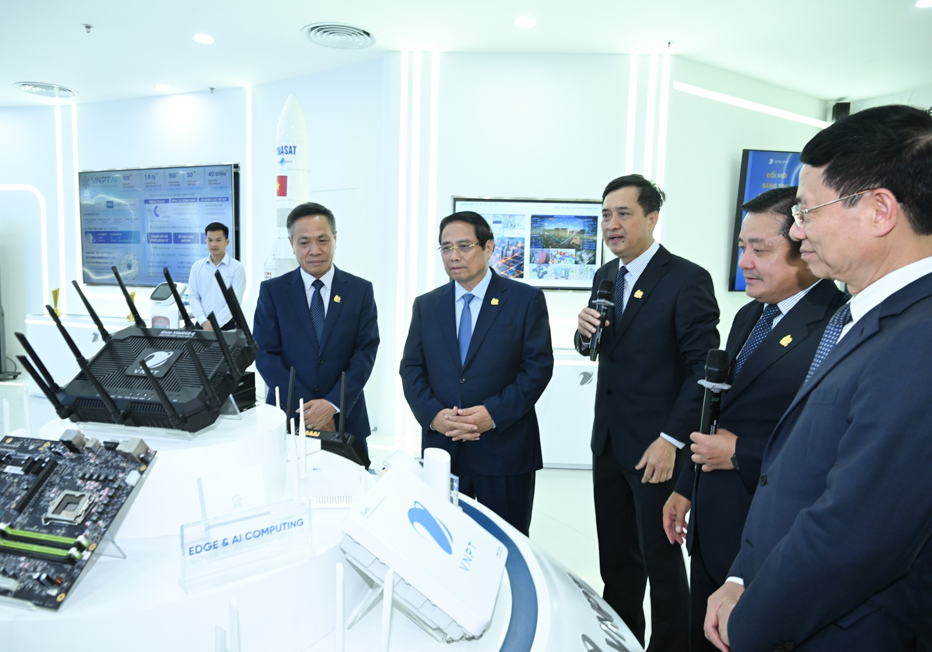 Thủ tướng Phạm Minh Chính và các đại biểu tham quan các sản phẩm của Tập đoàn Bưu chính Viễn thông Việt Nam. dsc-1234.jpg