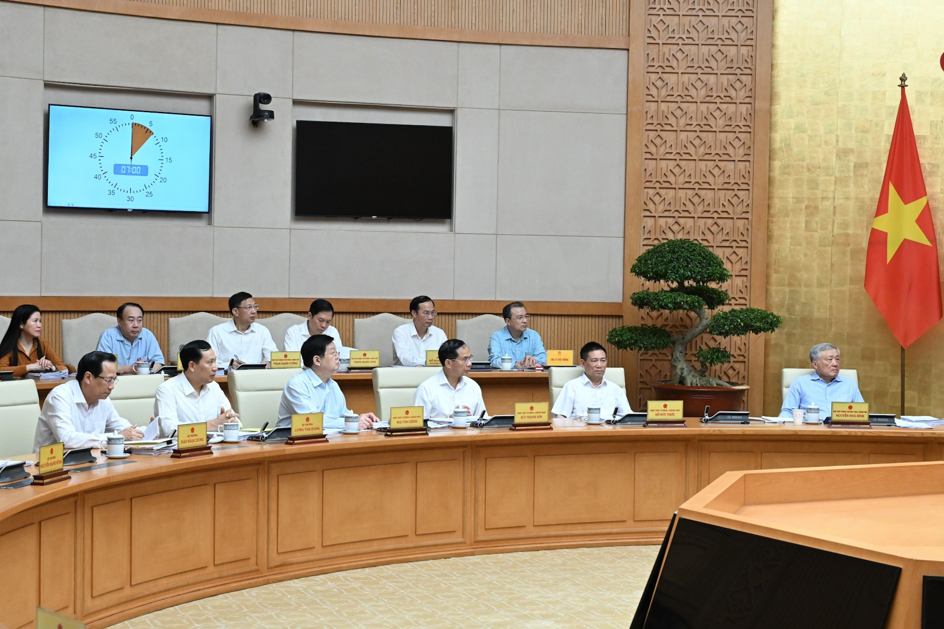 Các thành viên Chính phủ, các đại biểu tham dự phiên họp. dsc-0614.jpg