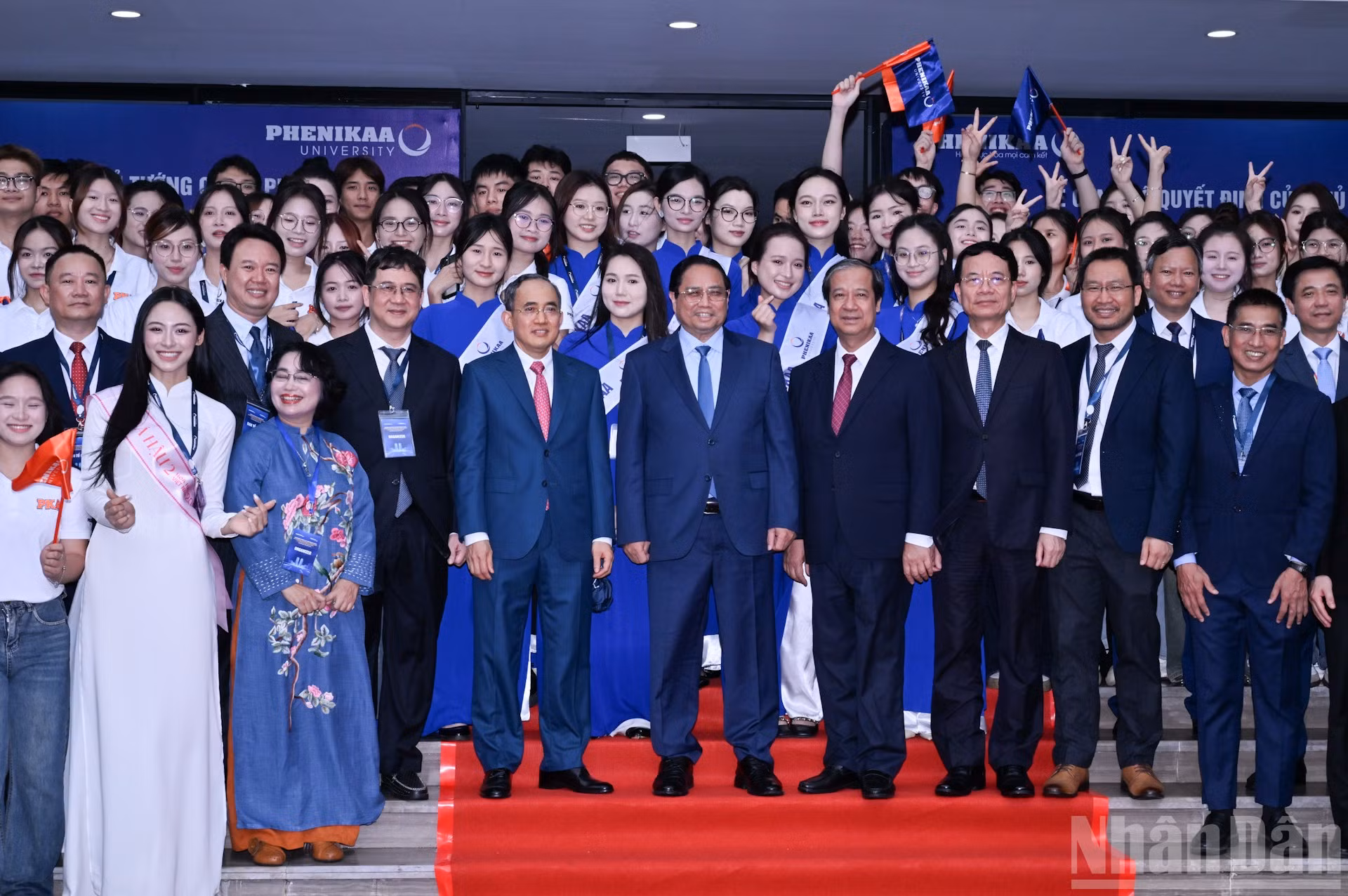 Thủ tướng Phạm Minh Chính với lãnh đạo và sinh viên Đại học Phenikaa. 