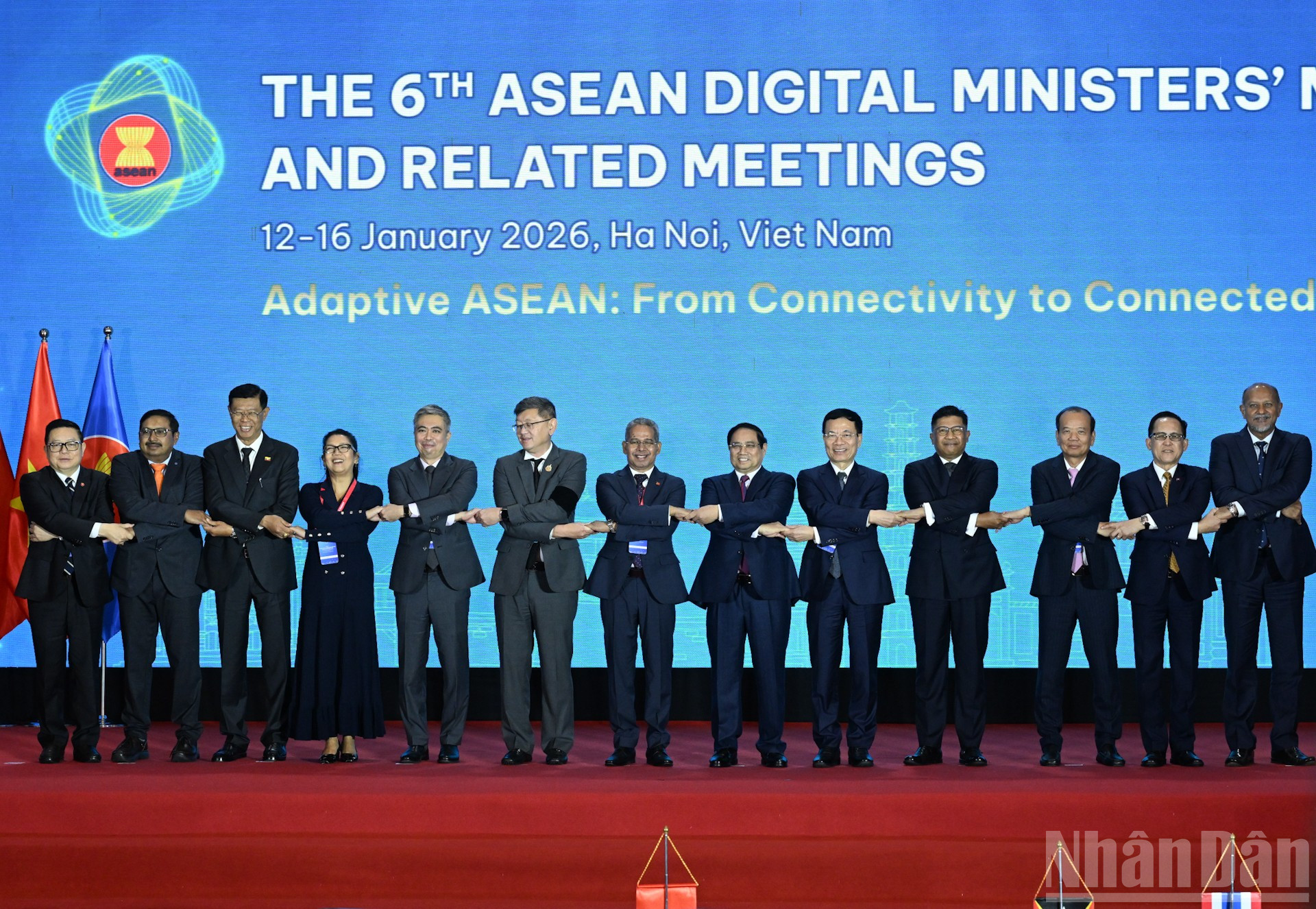 Thủ tướng và các đại biểu tham dự hội nghị.