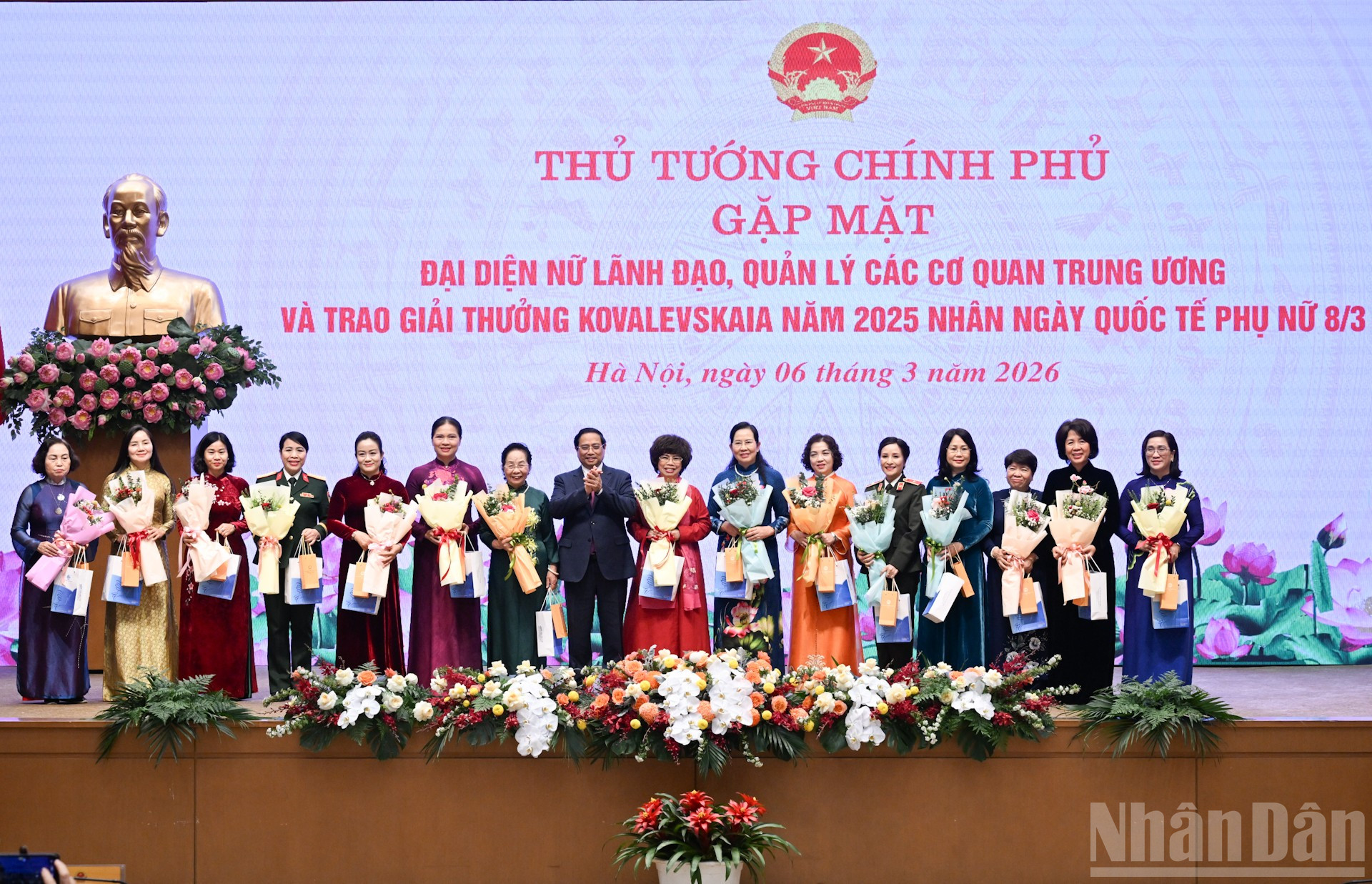 Thủ tướng Phạm Minh Chính tặng quà chúc mừng đại diện nữ lãnh đạo, quản lý các cơ quan Trung ương.