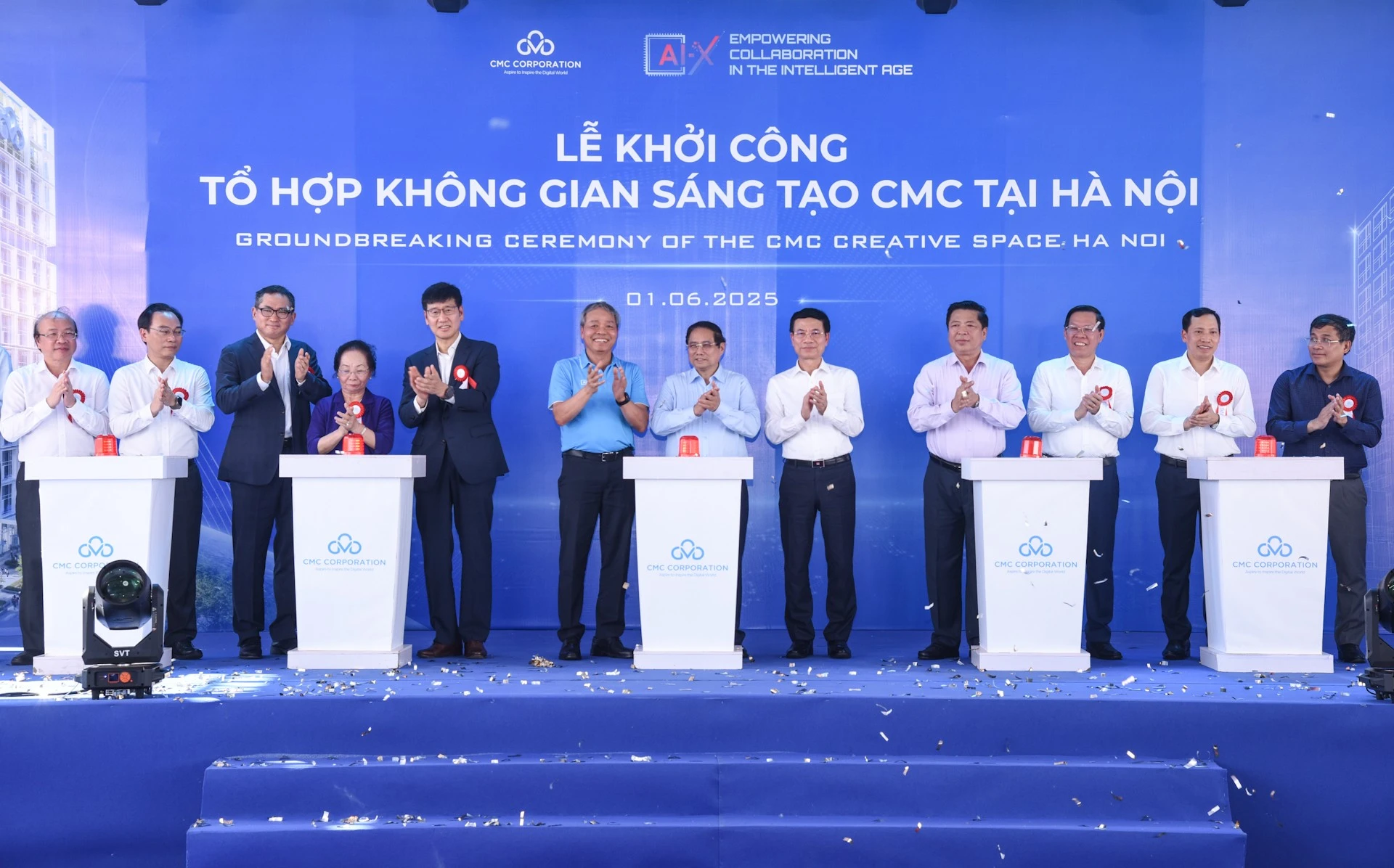 Thủ tướng Chính phủ cùng lãnh đạo các bộ, ngành, địa phương và ban lãnh đạo CMC bấm nút khởi công Tổ hợp Không gian sáng tạo CMC tại Hà Nội.