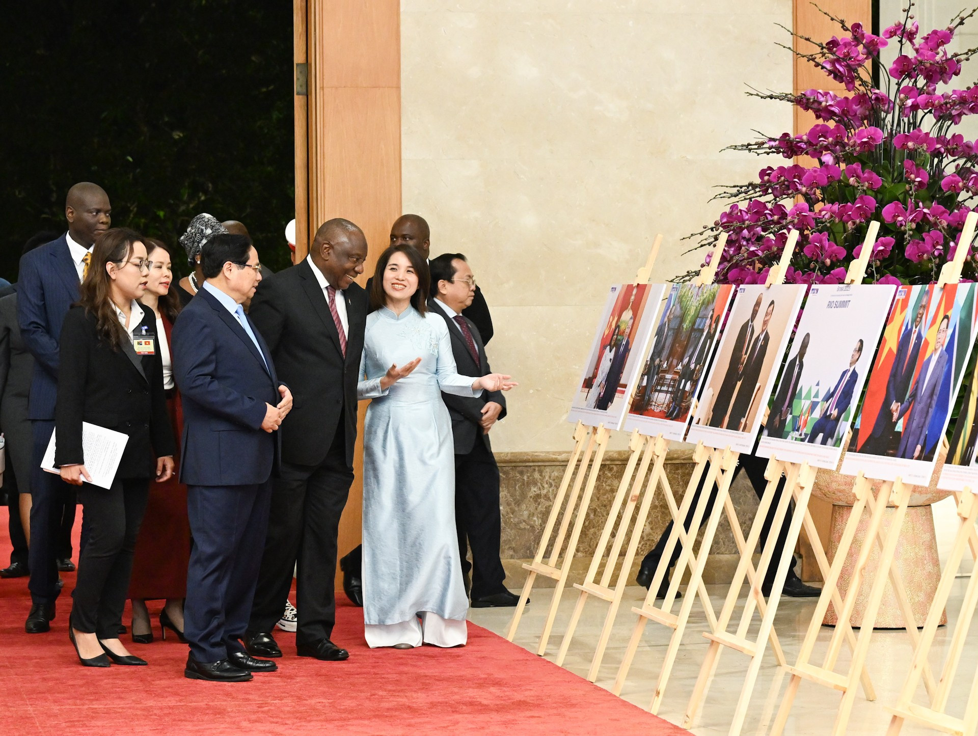 Prime Minister Pham Minh Chinh and President of the Republic of South Africa Matamela Cyril Ramaphosa view images of cooperation between the two countries. dsc-9822.jpg