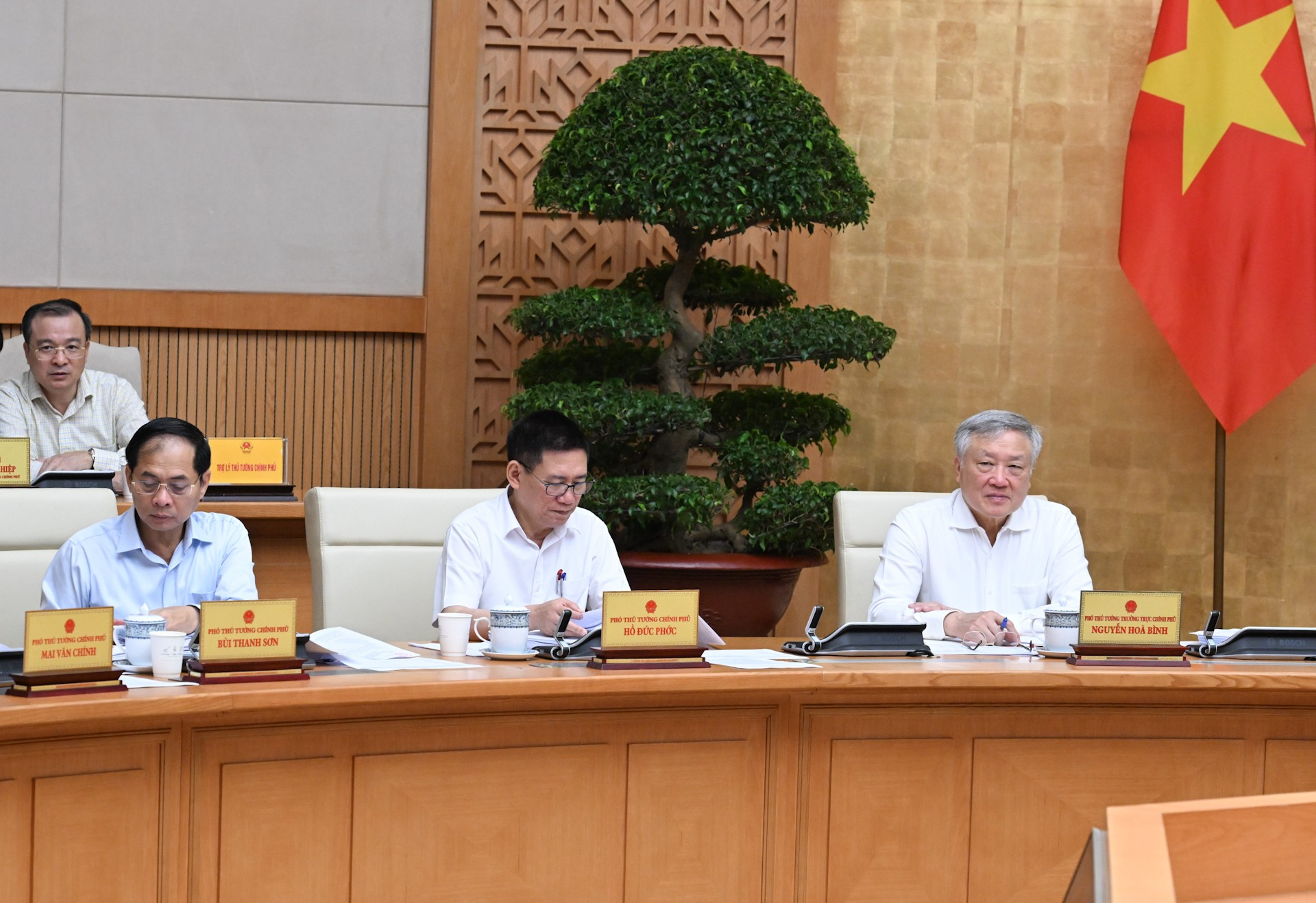 Các đồng chí Phó Thủ tướng tham dự phiên họp. dsc-8338.jpg