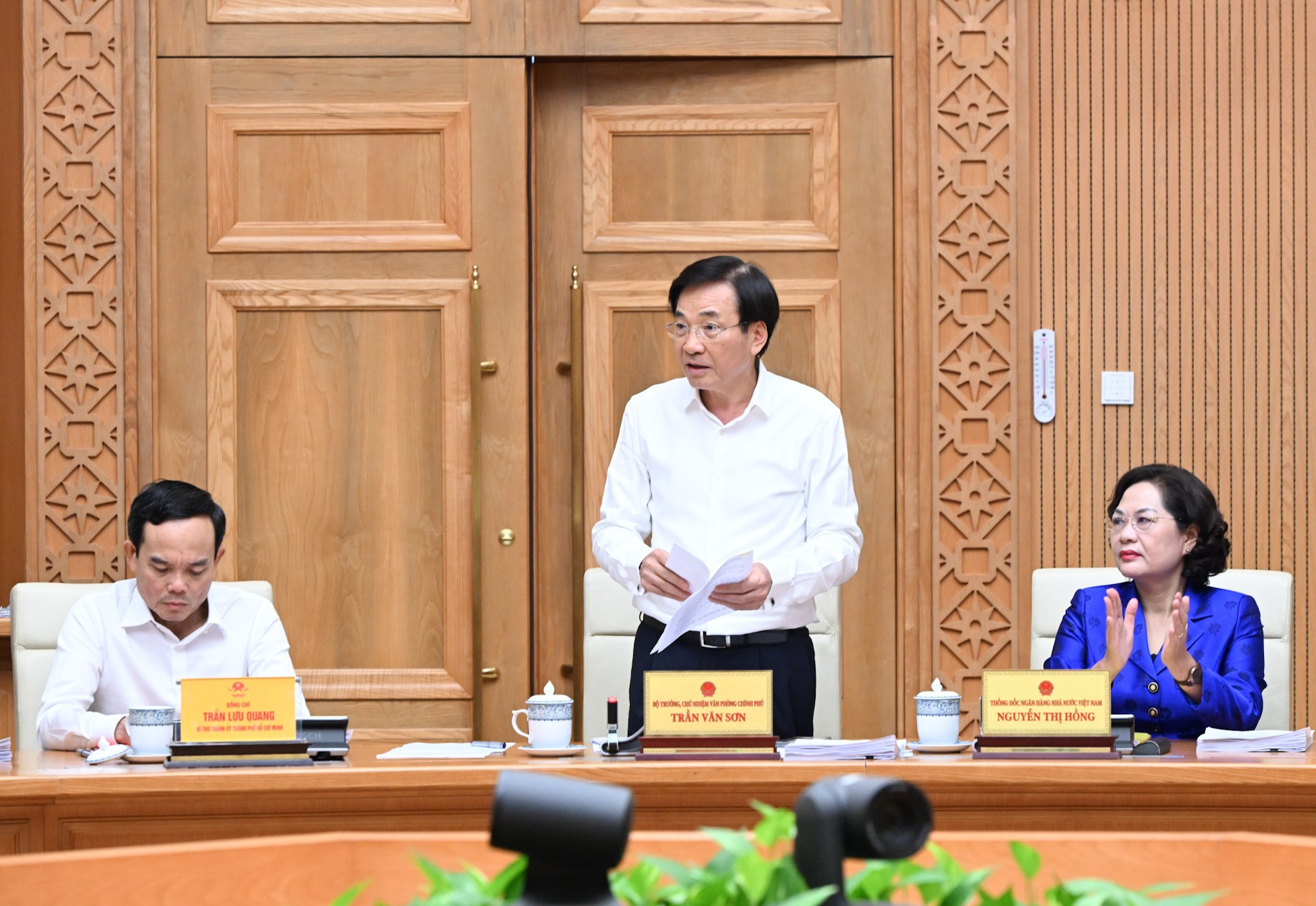 Bộ trưởng, Chủ nhiệm Văn phòng Chính phủ Trần Văn Sơn báo cáo tại hội nghị. dsc-8192.jpg