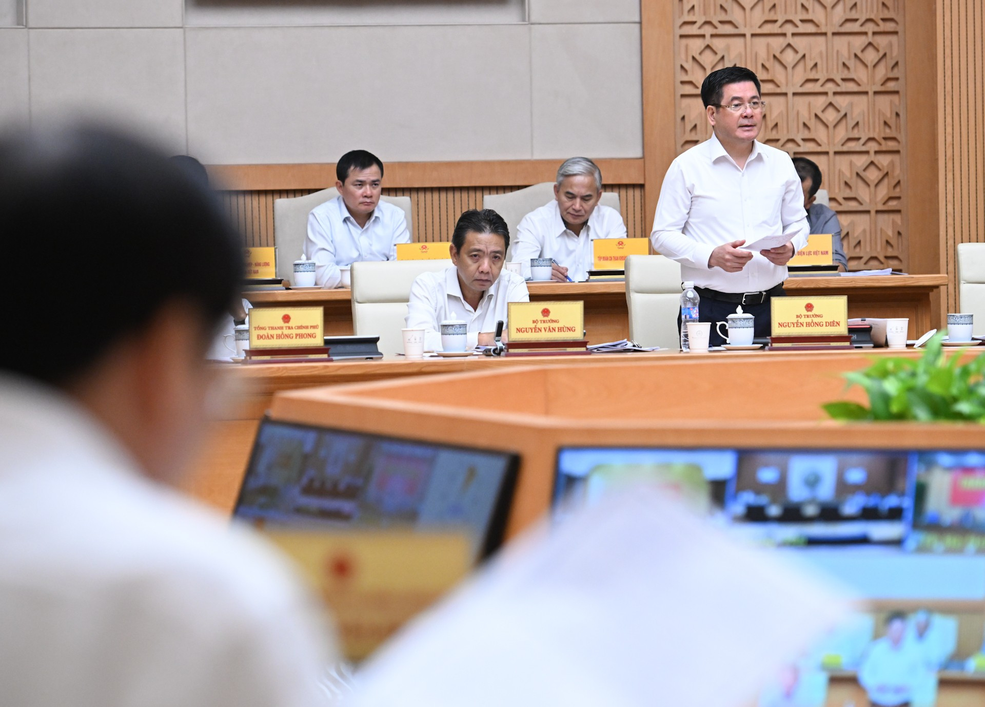 Bộ trưởng Công thương Nguyễn Hồng Diên báo cáo tại hội nghị. dsc-8434.jpg