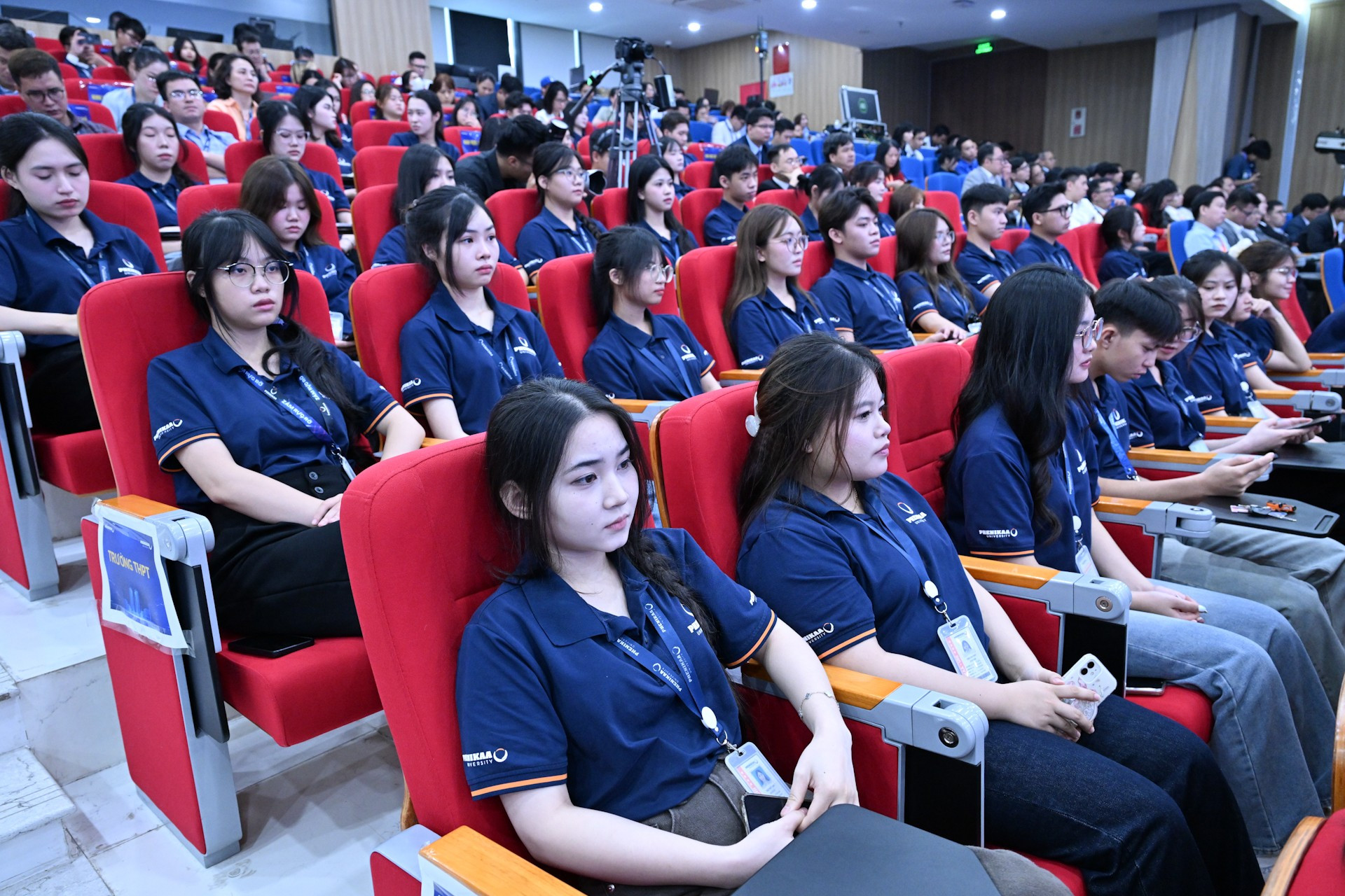 Các học sinh, sinh viên tham dự Lễ công bố quyết định chuyển đổi mô hình từ Trường Đại học Phenikaa thành Đại học Phenikaa. dsc-6972.jpg