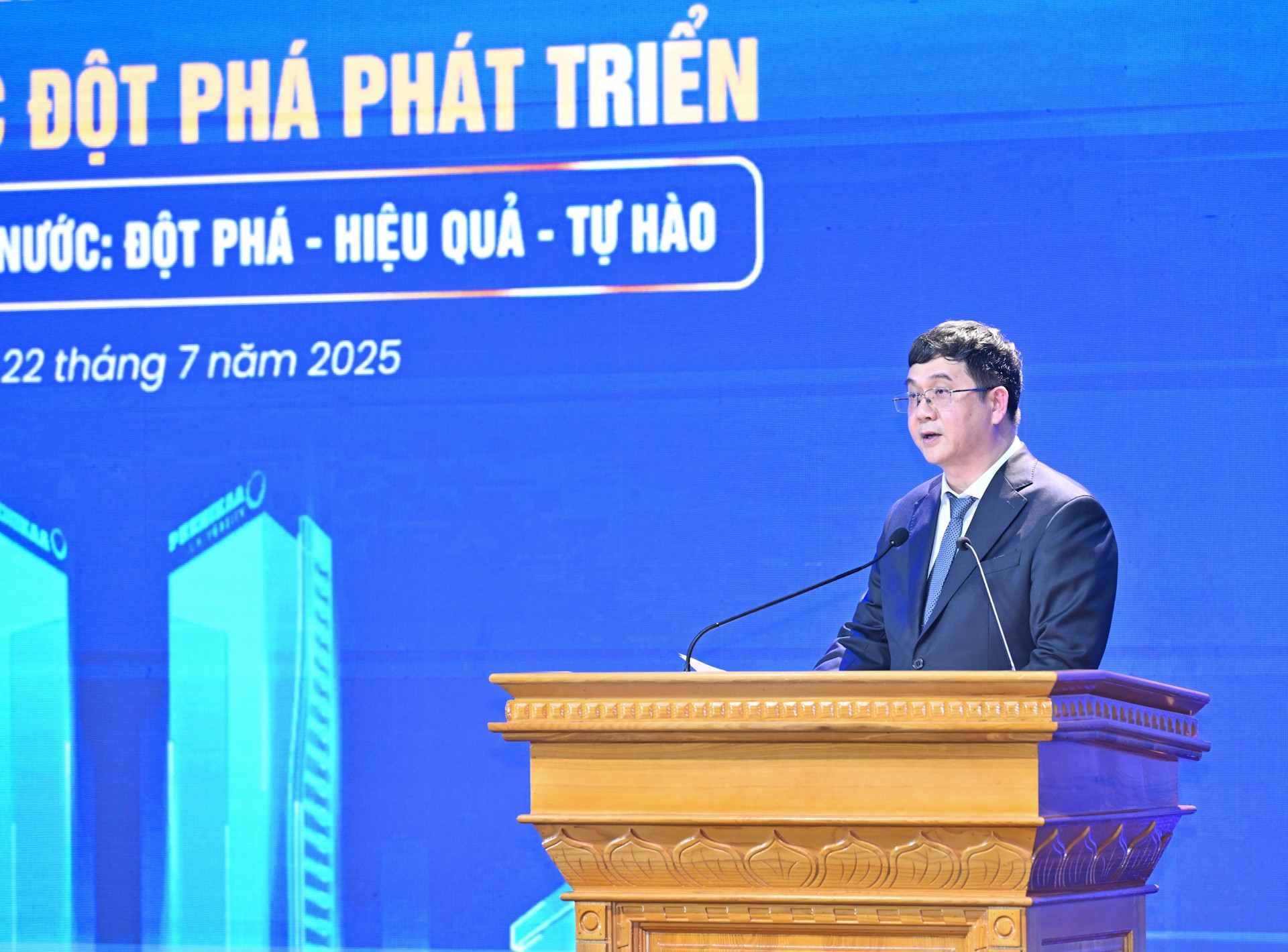 Giáo sư, Tiến sĩ Phạm Thành Huy Hiệu trưởng Đại học Phenikaa phát biểu. dsc-6690.jpg