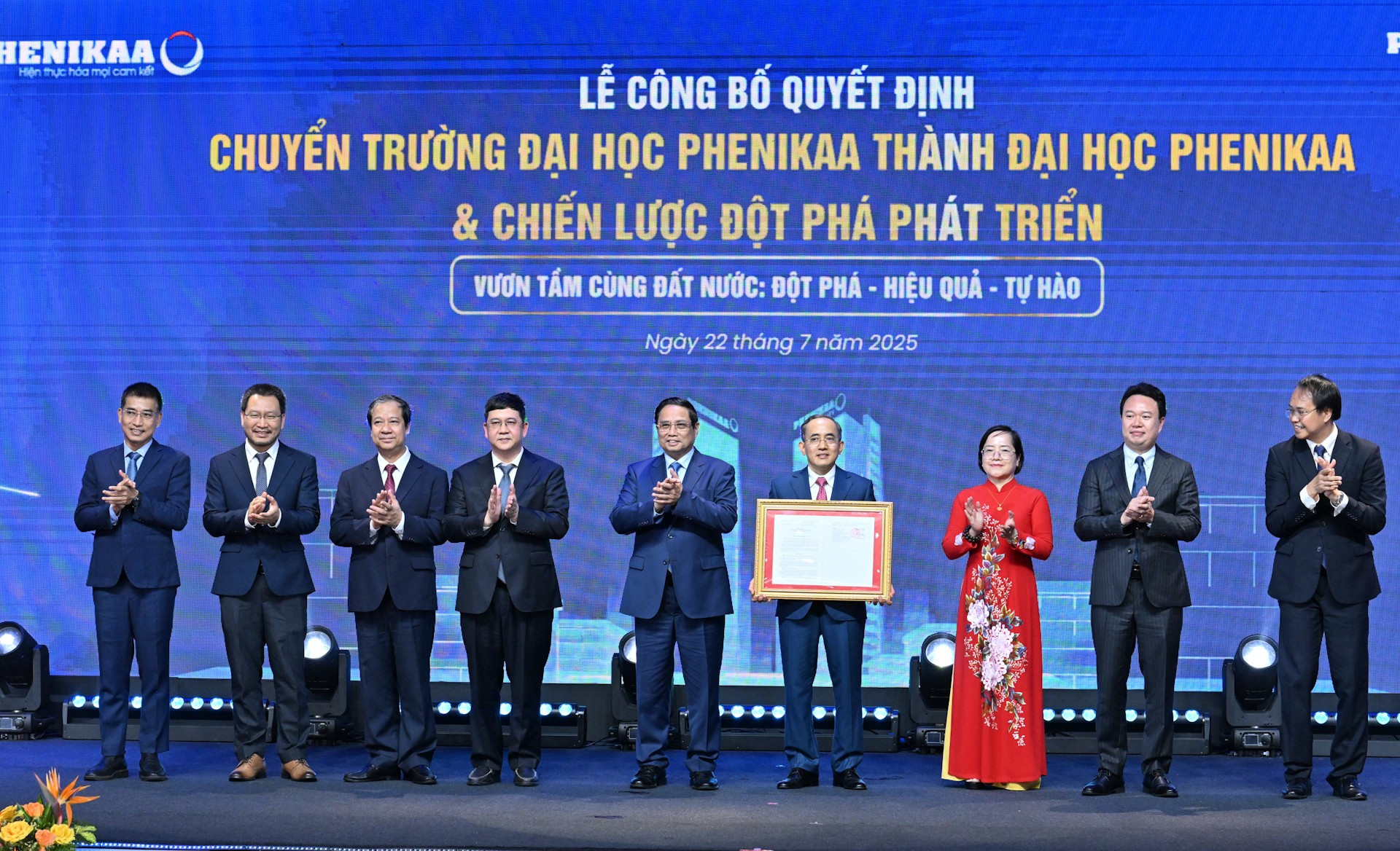 Thủ tướng Phạm Minh Chính trao Quyết định chuyển mô hình thành Đại học Phenikaa cho đại diện lãnh đạo Đại học Phenikaa. dsc-6796.jpg