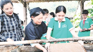Phát triển du lịch trải nghiệm giúp đồng bào ở làng nghề làm giấy bản Dìa Trên, xã Phúc Sen, tỉnh Cao Bằng cải thiện, nâng cao thu nhập.
