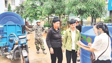 Người dân xã Yên Châu được hỗ trợ téc nước từ Chương trình mục tiêu quốc gia phát triển kinh tế-xã hội vùng đồng bào dân tộc thiểu số và miền núi.