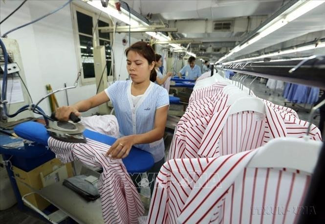 Dây chuyền sản xuất hàng may mặc xuất khẩu tại Công ty TNHH Van Laack ASIA, vốn đầu tư của CHLB Đức tại Cụm công nghiệp Ngọc Hồi (Hà Nội). (Ảnh: TTXVN)