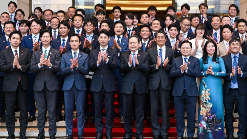 Chủ tịch Quốc hội Trần Thanh Mẫn và các đại biểu với Đoàn Nghị sĩ trẻ Quốc hội Nhật Bản. (Ảnh: DUY LINH)