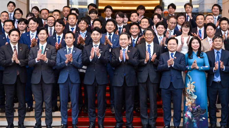 Chủ tịch Quốc hội Trần Thanh Mẫn và các đại biểu với Đoàn Nghị sĩ trẻ Quốc hội Nhật Bản. (Ảnh: DUY LINH)