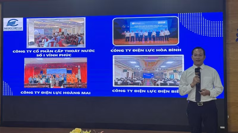 Diễn giả trao đổi cùng sinh viên tại talkshow “Upgrade: Sự nghiệp 4.0”.