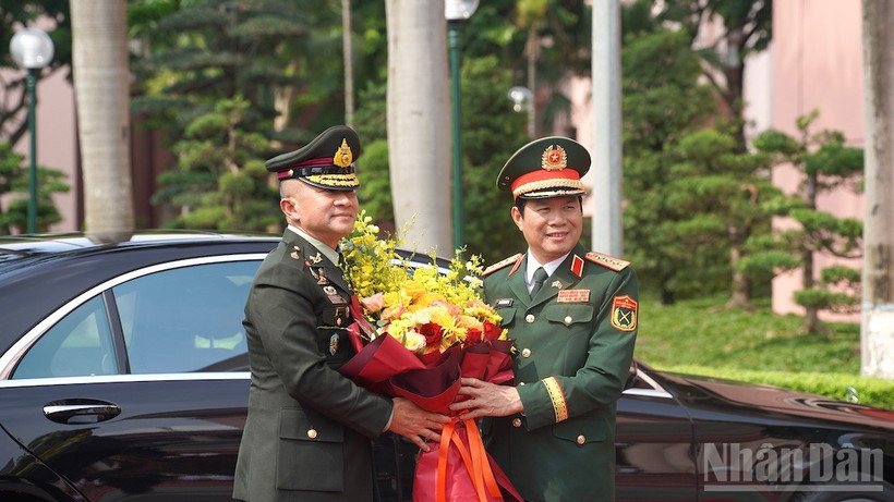 Đại tướng Nguyễn Tân Cương, Ủy viên Trung ương Đảng, Ủy viên Thường vụ Quân ủy Trung ương, Tổng Tham mưu trưởng Quân đội nhân dân Việt Nam, Thứ trưởng Quốc phòng đón đoàn đại biểu quân sự cấp cao Quân đội Hoàng gia Thái Lan do Đại tướng Songwit Noonpackdee, Tư lệnh Lực lượng Quốc phòng Thái Lan.