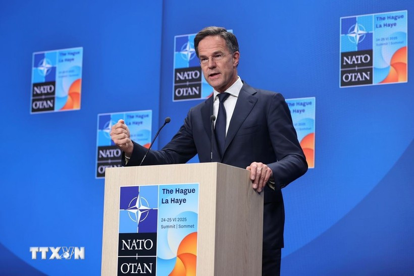 Tổng thư ký NATO Mark Rutte phát biểu tại cuộc họp báo ở Hague, Hà Lan. (Ảnh: TTXVN)