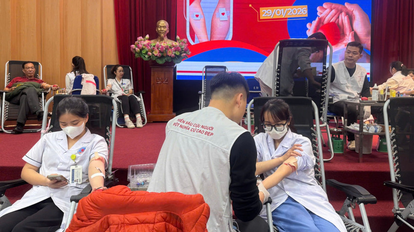 Chỉ trong một ngày, Bệnh viện Hữu Nghị tổ chức lễ hội hiến máu tình nguyện với thông điệp “Blouse trắng - Trái tim hồng” và tiếp nhận được 163 đơn vị máu.