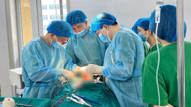 Ê-kip phẫu thuật tiến hành bóc tách khối u nằm ở vị trí khó.