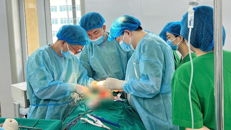 Ê-kip phẫu thuật tiến hành bóc tách khối u nằm ở vị trí khó.