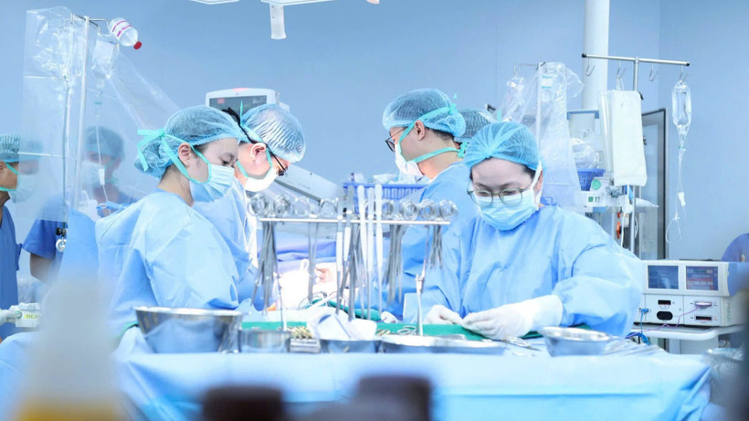 Các bác sĩ đã tiến hành lấy gan ghép cho bệnh nhân nam 36 tuổi; hai thận được ghép cho một bệnh nhân nữ 37 tuổi và một bệnh nhân nam 47 tuổi. Hai giác mạc được điều phối tới Bệnh viện Trung ương Huế, mở ra cơ hội phục hồi thị lực cho những người bệnh đang từng ngày chờ đợi ánh sáng.