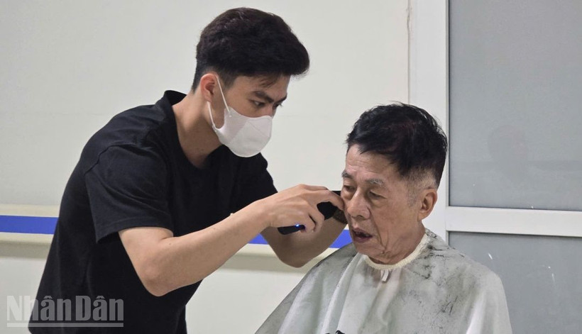 Ông Trần Tuấn Thanh, bệnh nhân nội trú đến từ Tân Mai (Hoàng Mai, Hà Nội), chia sẻ niềm vui khi tham gia chương trình cắt tóc miễn phí dành cho bệnh nhân tại Bệnh viện Hữu Nghị.