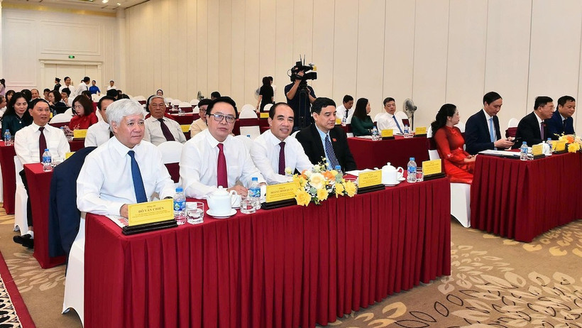 Đồng chí Đỗ Văn Chiến, Ủy viên Bộ Chính trị, Bí thư Trung ương Đảng, Chủ tịch Ủy ban Trung ương Mặt trận Tổ quốc Việt Nam cùng các đại biểu dự buổi gặp mặt.