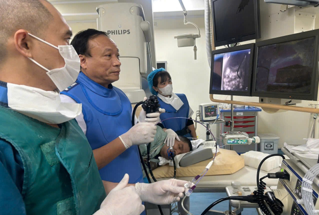 Kíp can thiệp đang thực hiện kỹ thuật nội soi mật tụy ngược dòng.