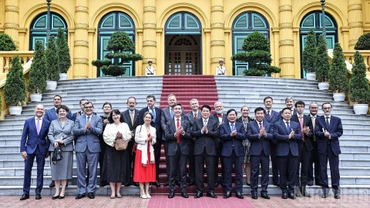 Chủ tịch nước Lương Cường cùng đại sứ, đại biện các nước thành viên Liên minh châu Âu tại Việt Nam tham dự buổi tiếp tại Phủ Chủ tịch.
